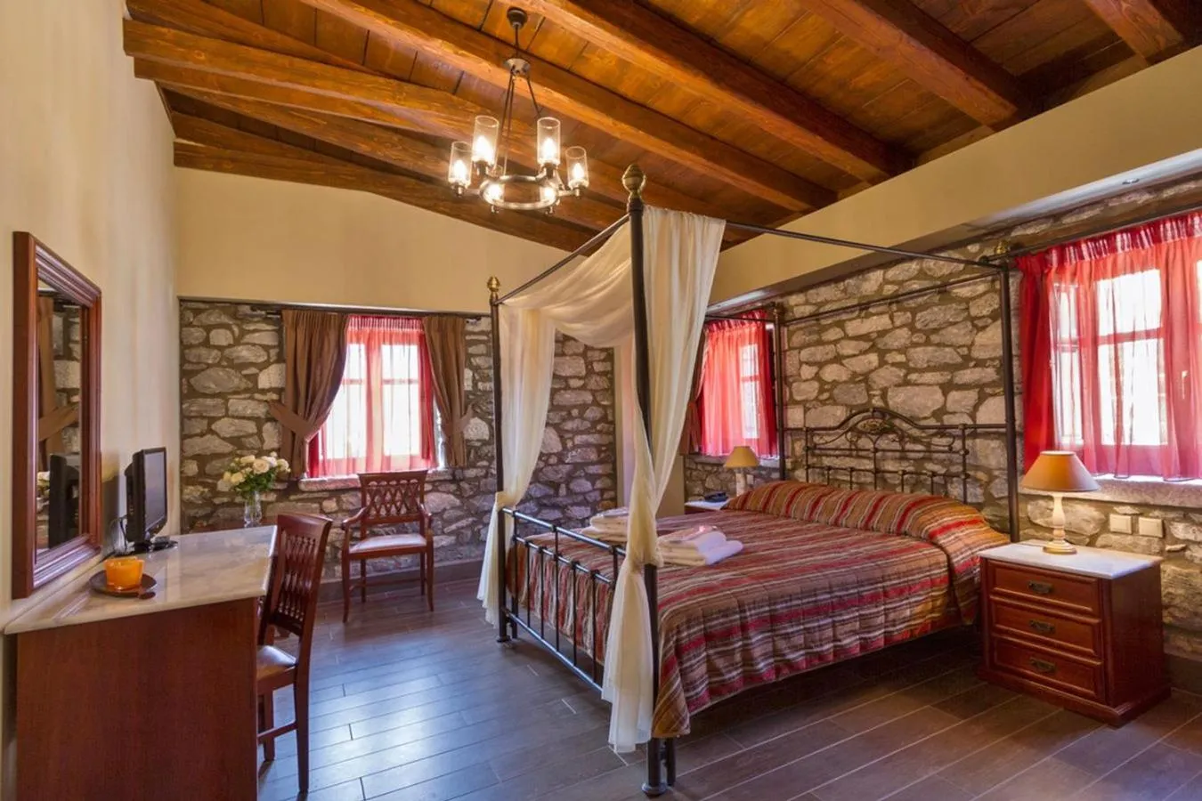 Photo of the whole room, Bed in Itilo Traditional Hotel