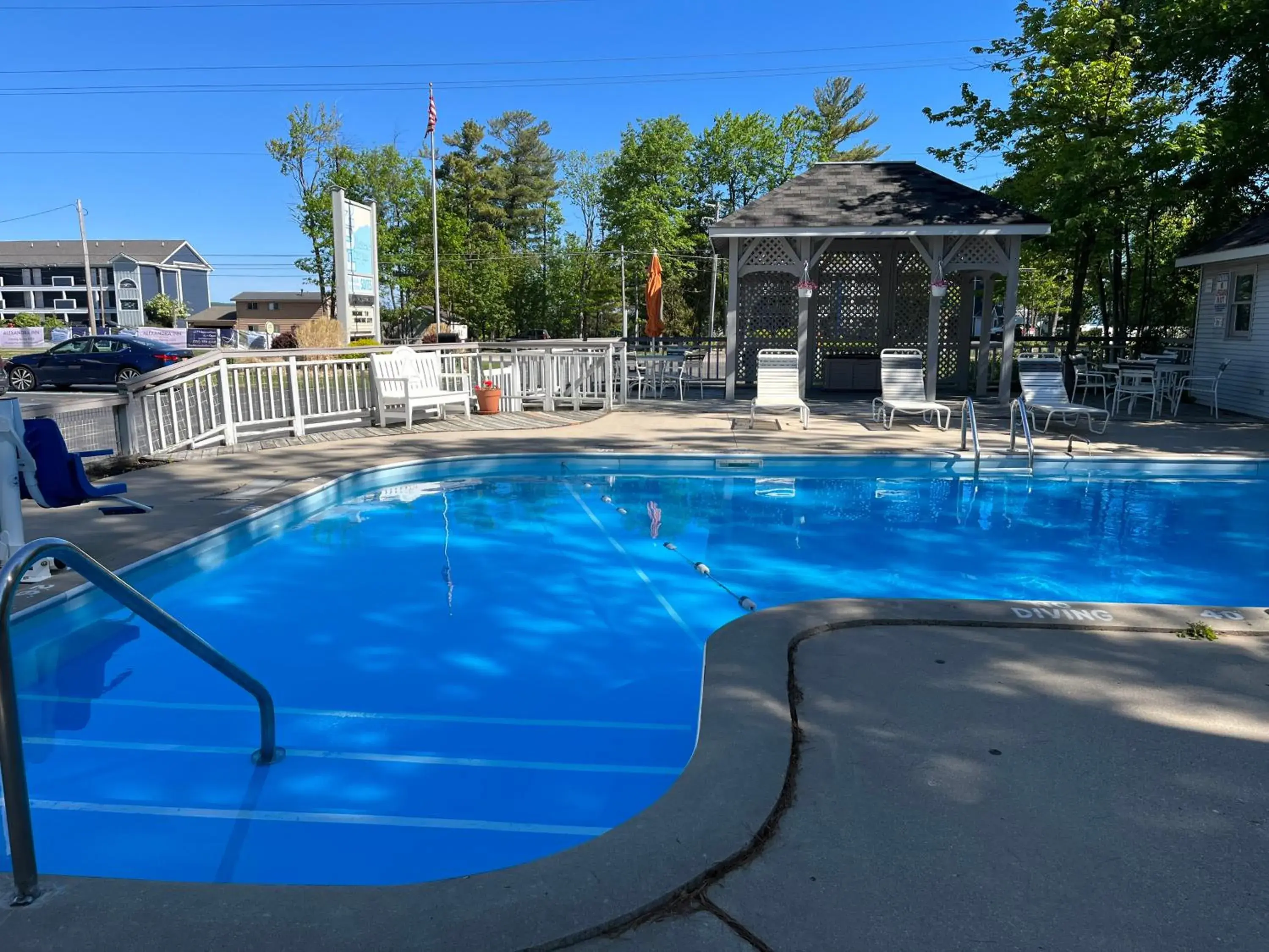 Swimming pool in Traverse Bay Inn Swimming pool in Traverse Bay Inn