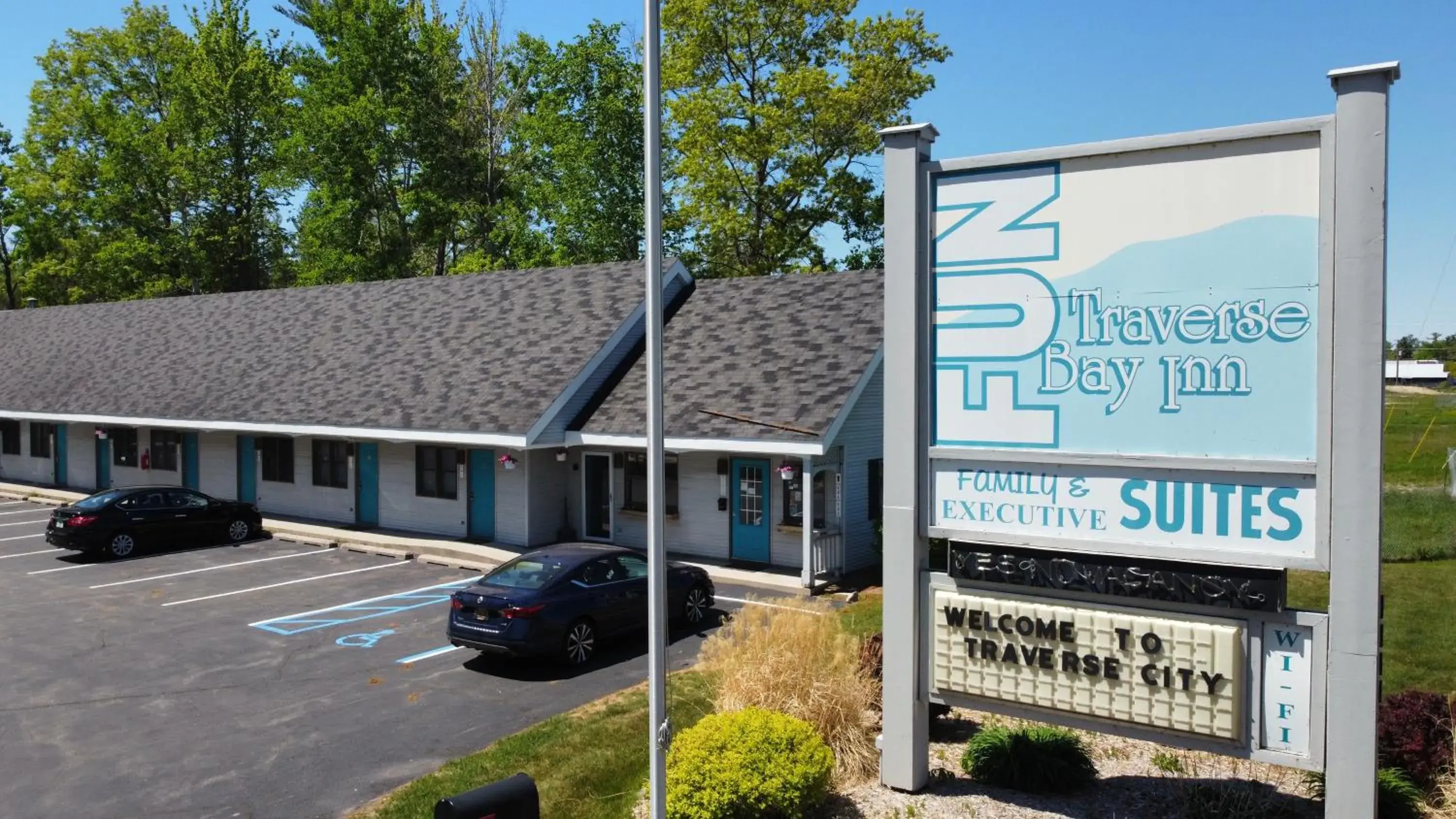Property building in Traverse Bay Inn Property building in Traverse Bay Inn