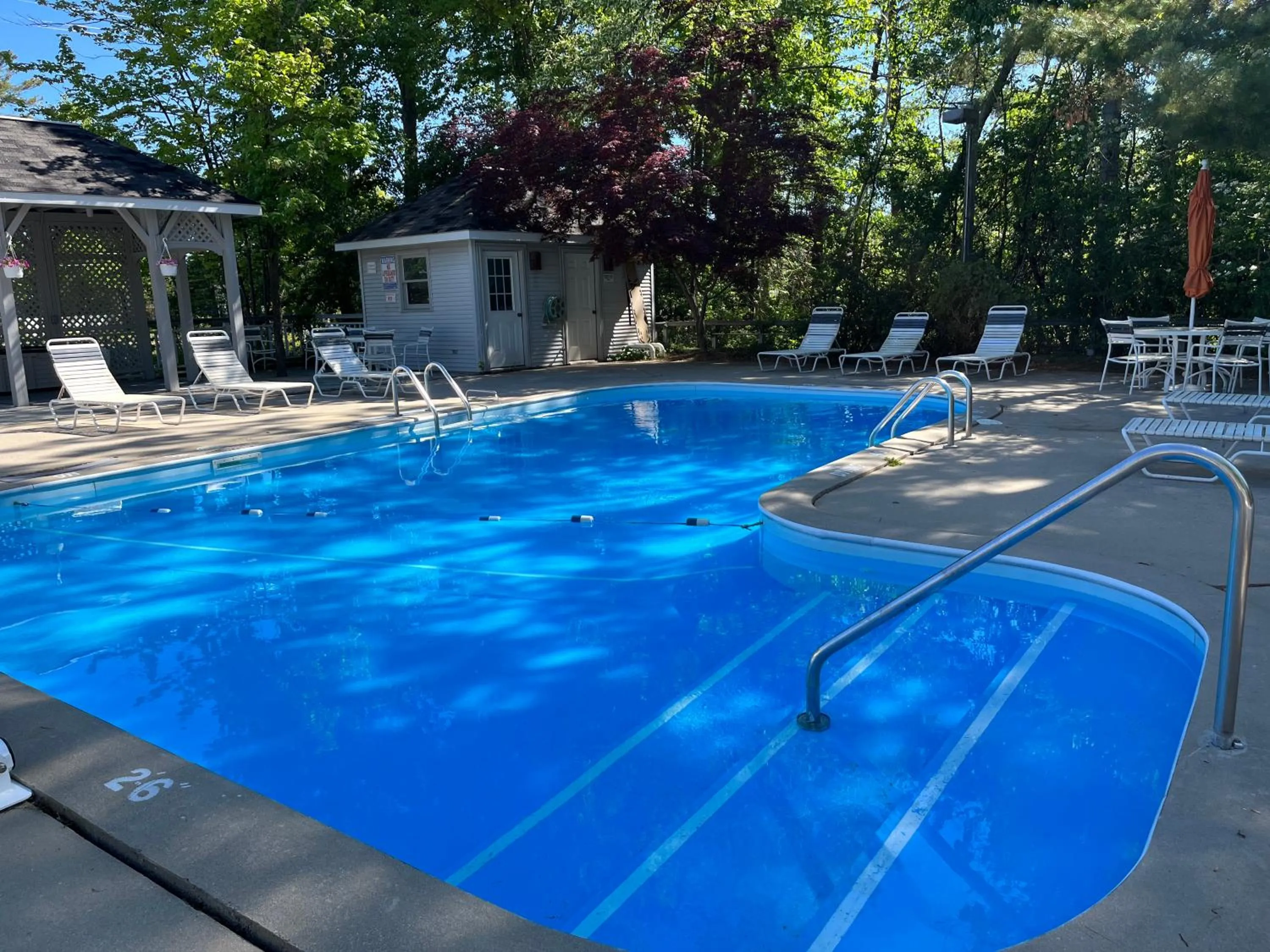 Swimming pool in Traverse Bay Inn
