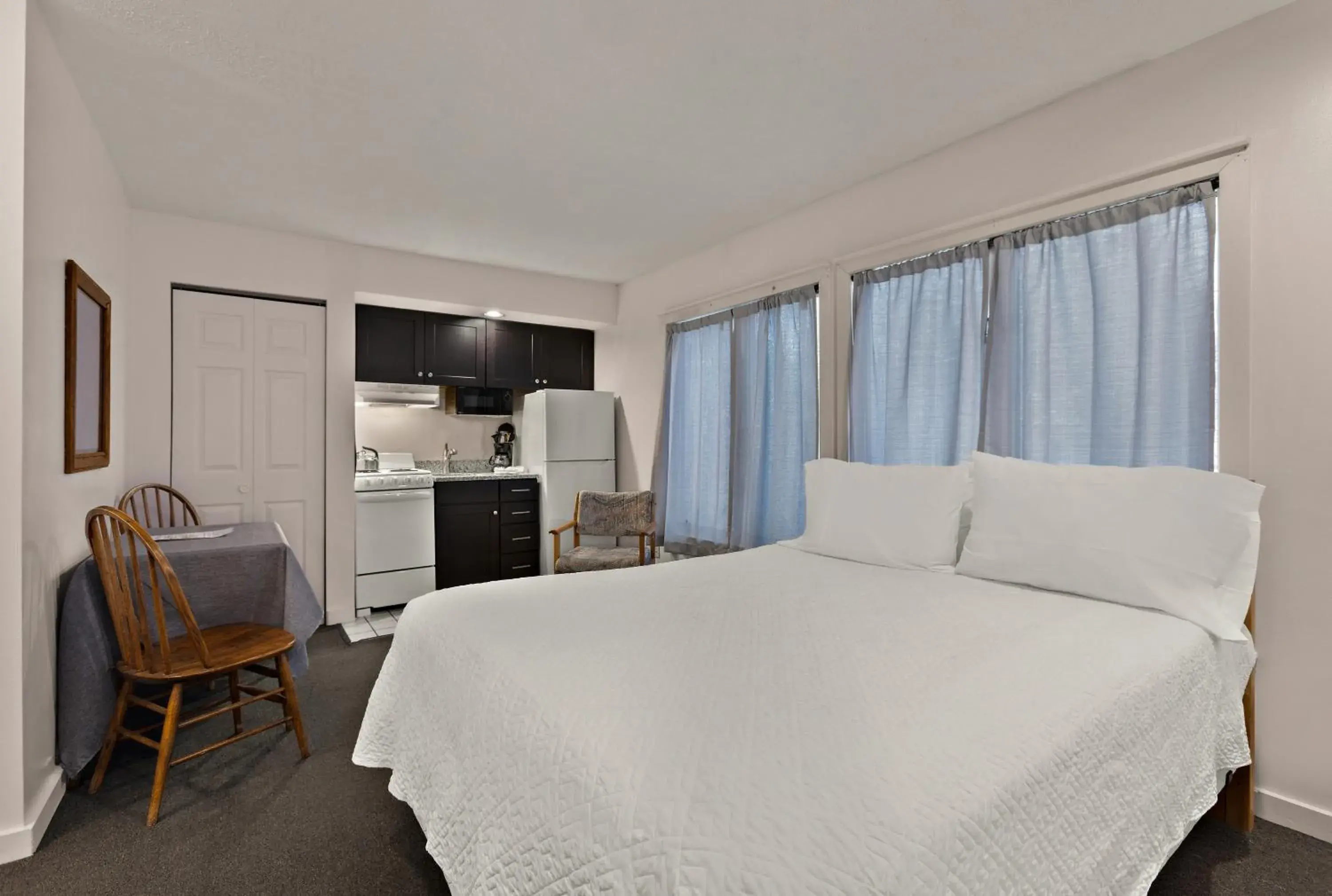 Bedroom, Bed in Traverse Bay Inn Bedroom, Bed in Traverse Bay Inn