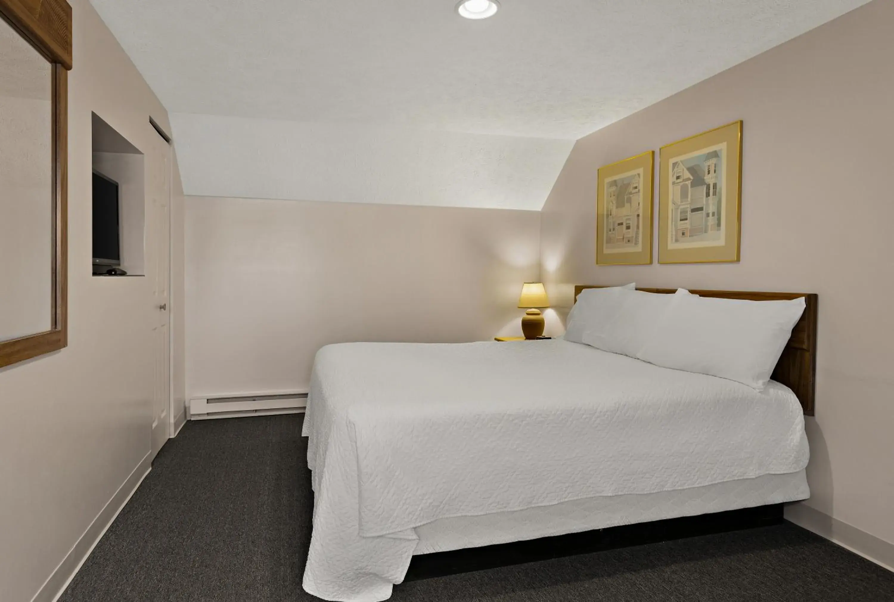 Bedroom, Bed in Traverse Bay Inn Bedroom, Bed in Traverse Bay Inn