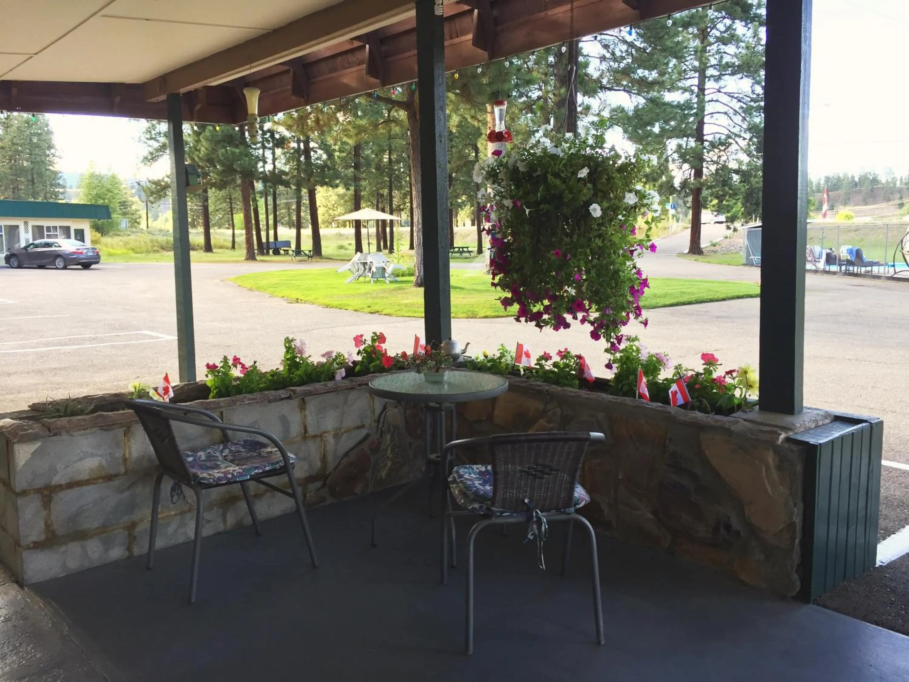 Garden view in Evergreen Motel