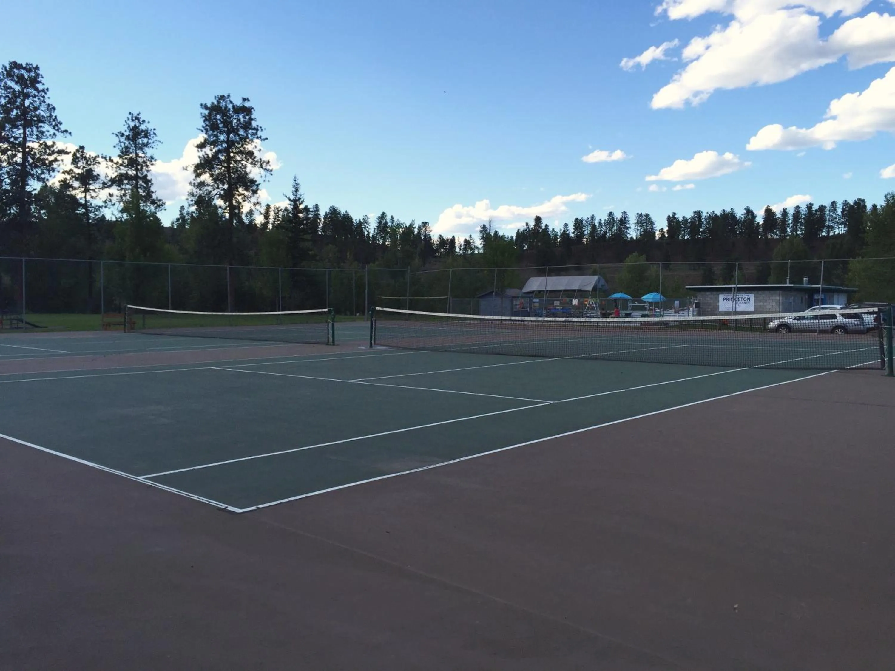 Tennis court in Evergreen Motel