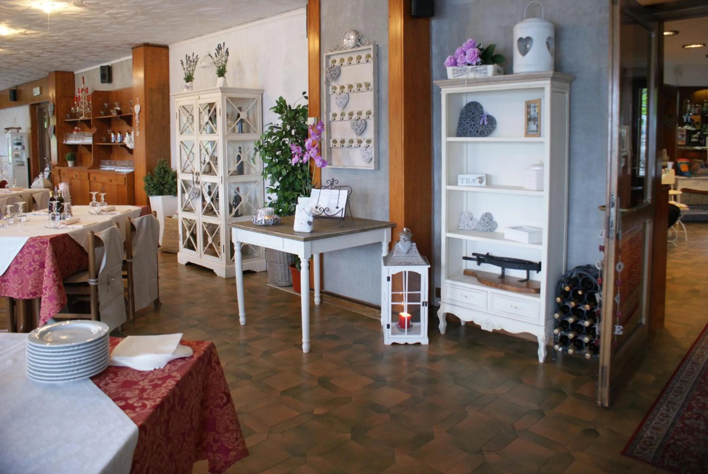 Restaurant/places to eat in Hotel Mirabeau