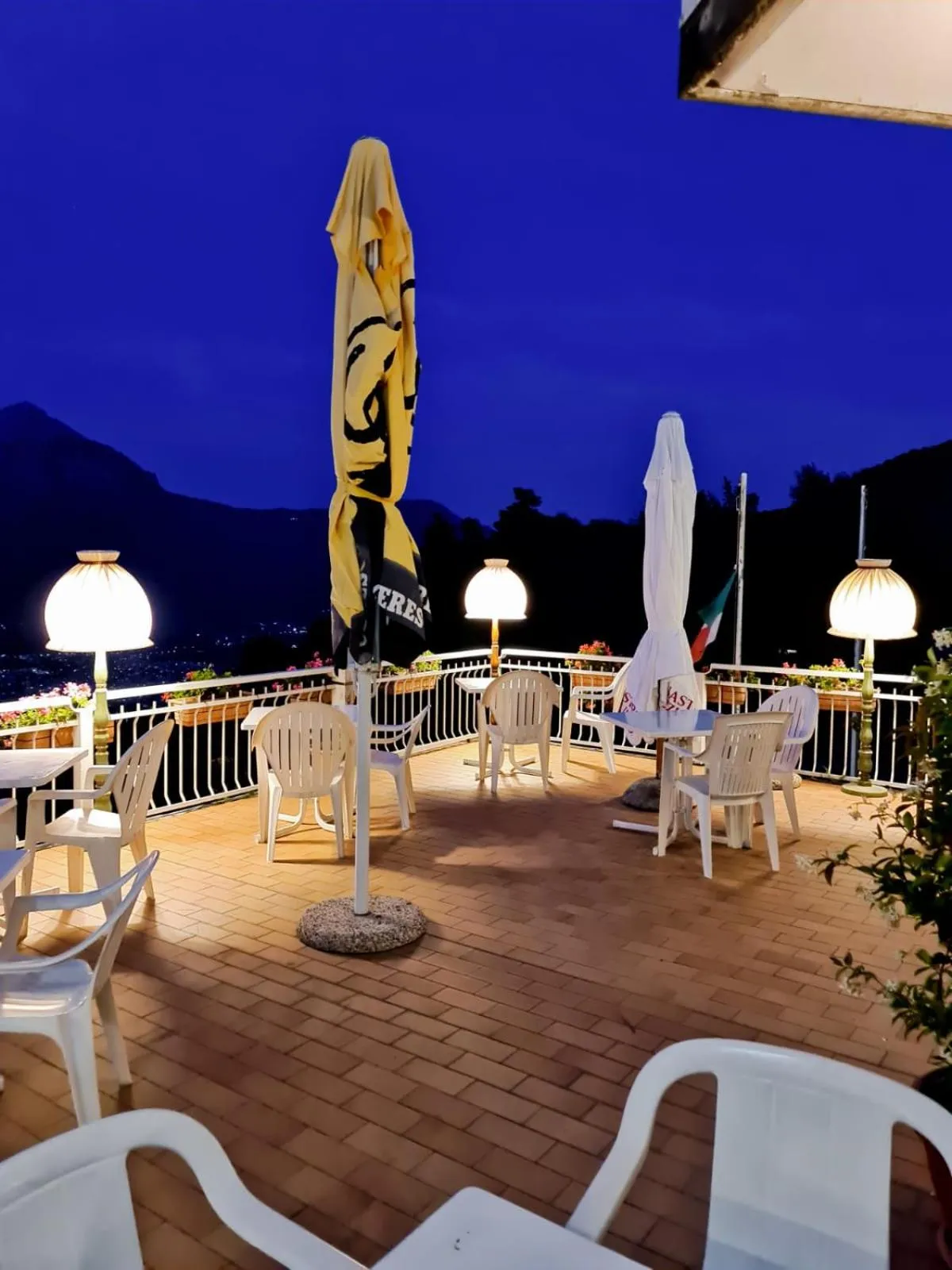 Restaurant/places to eat in Hotel Mirabeau