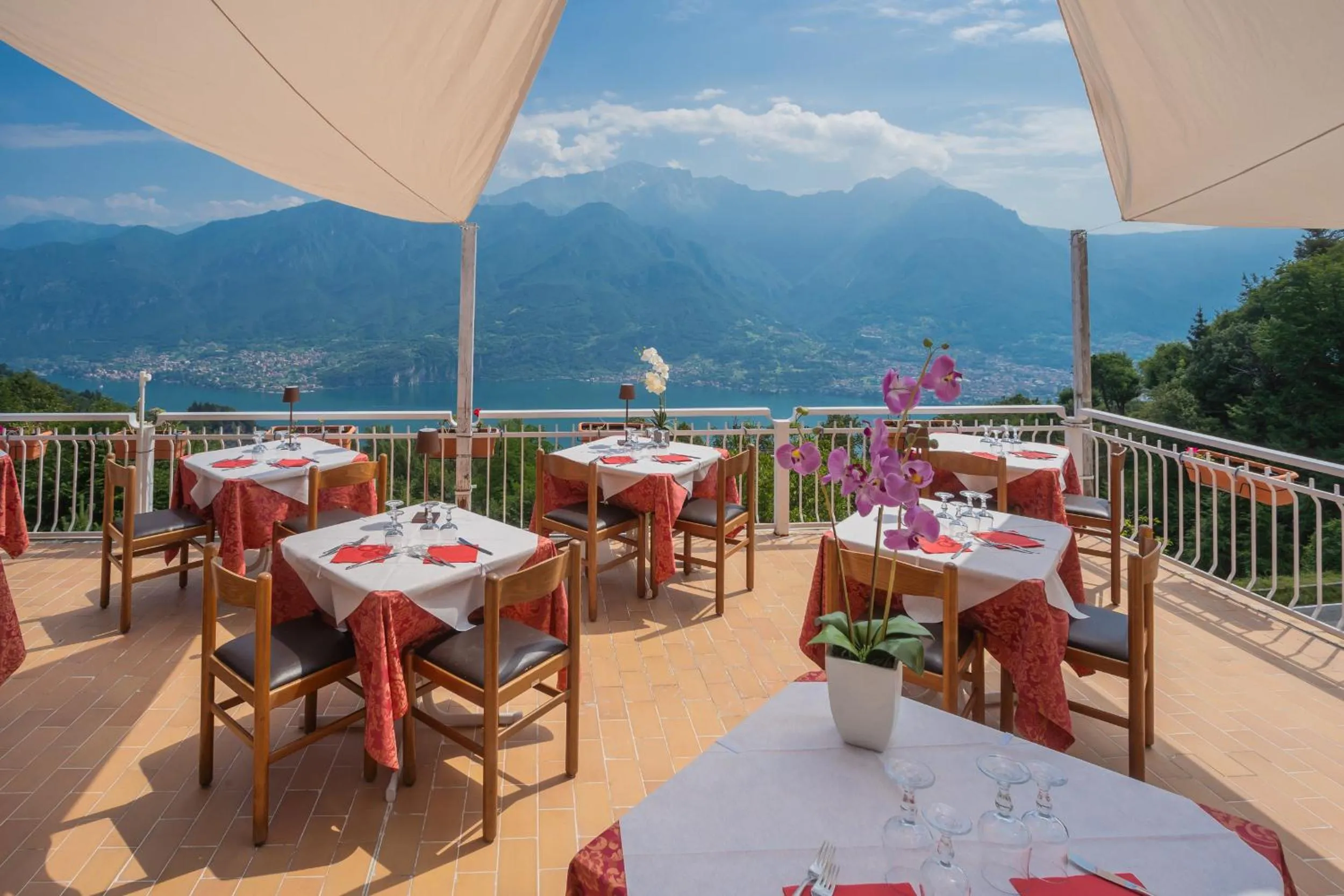 Restaurant/places to eat in Hotel Mirabeau