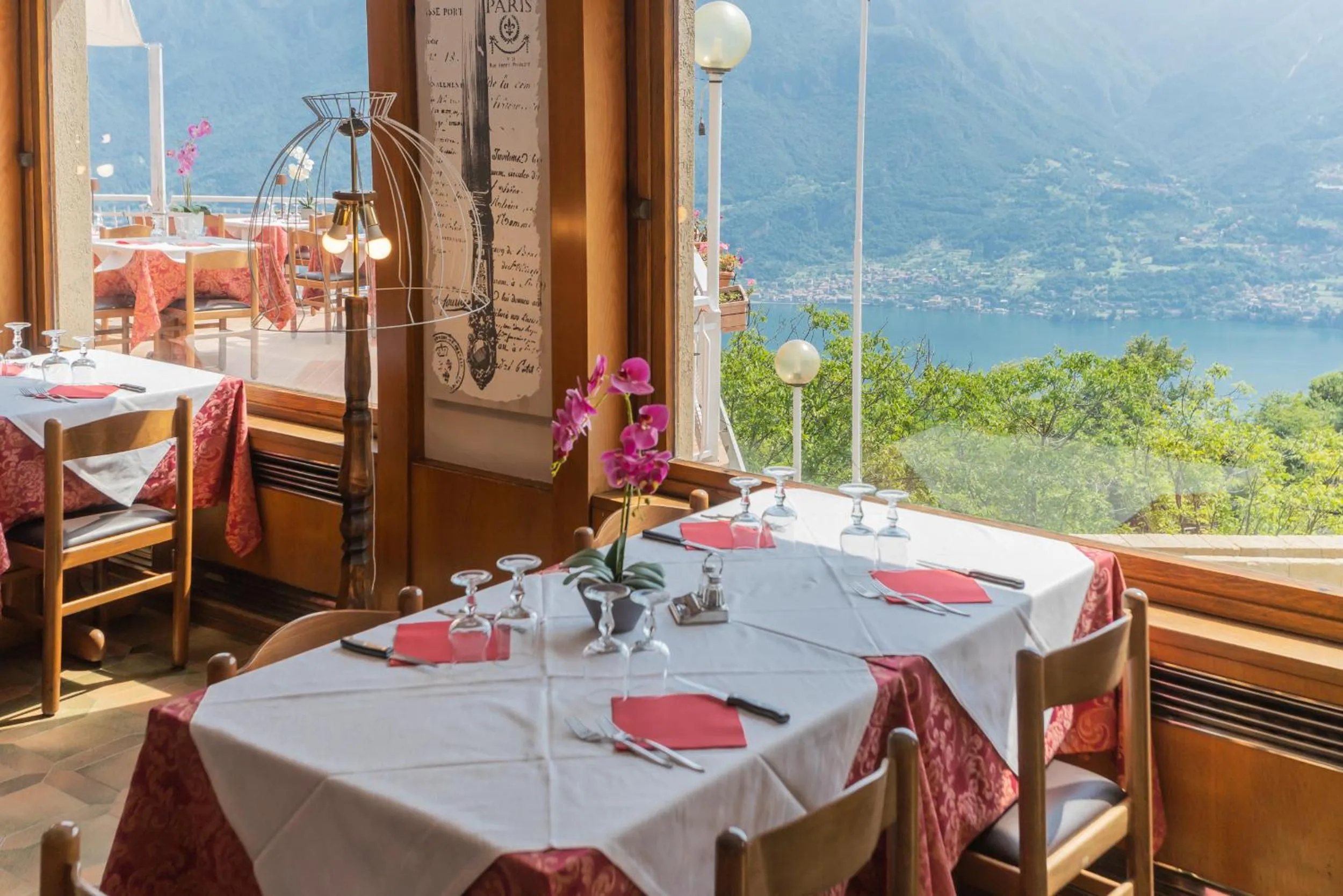 Restaurant/places to eat in Hotel Mirabeau