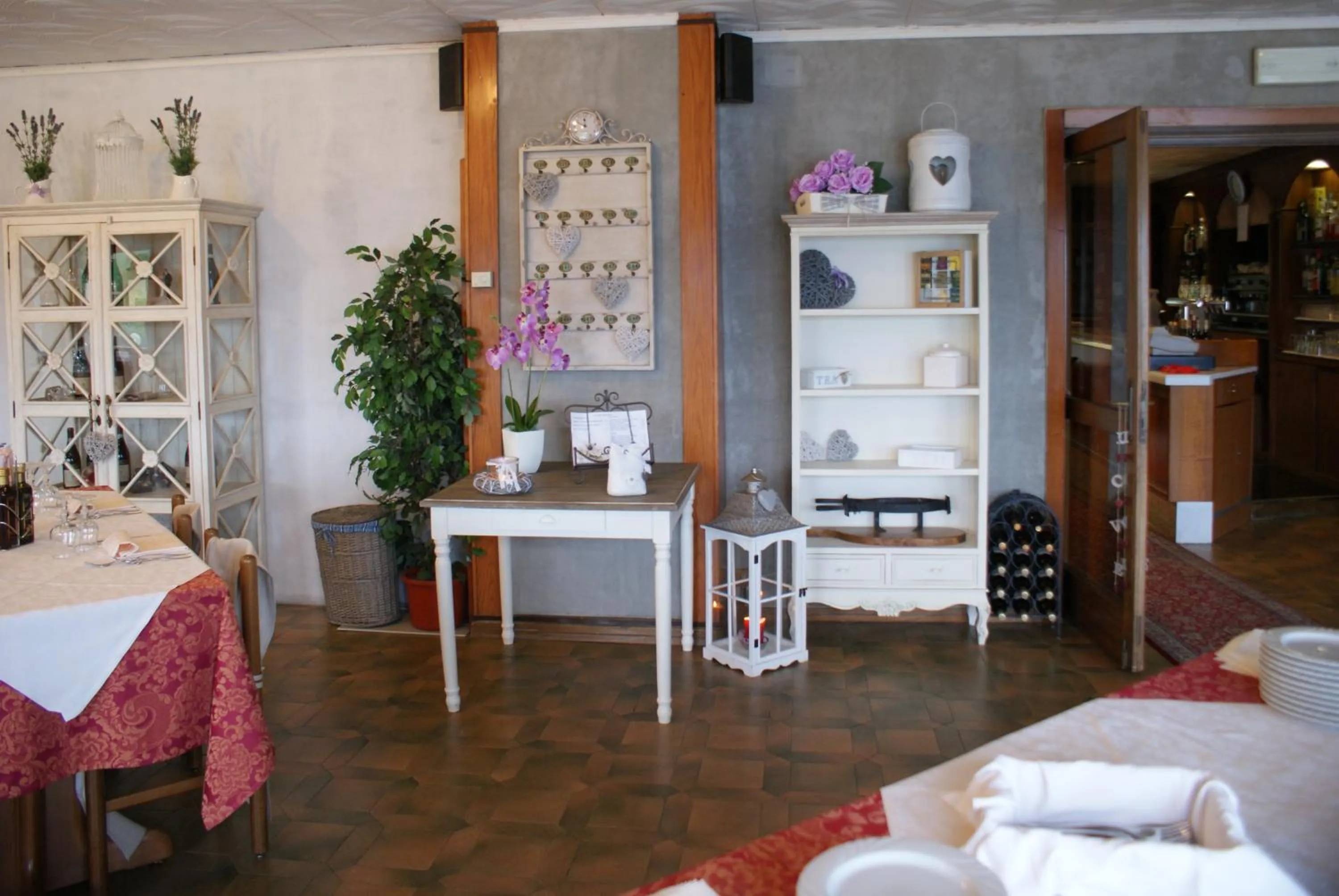 Restaurant/places to eat in Hotel Mirabeau