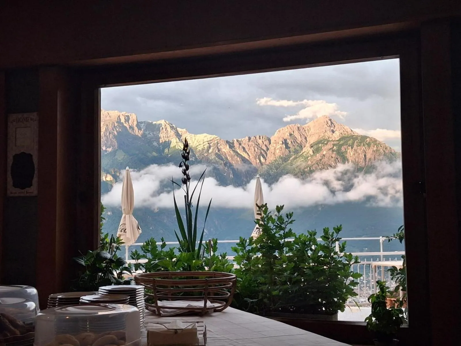 Restaurant/places to eat in Hotel Mirabeau