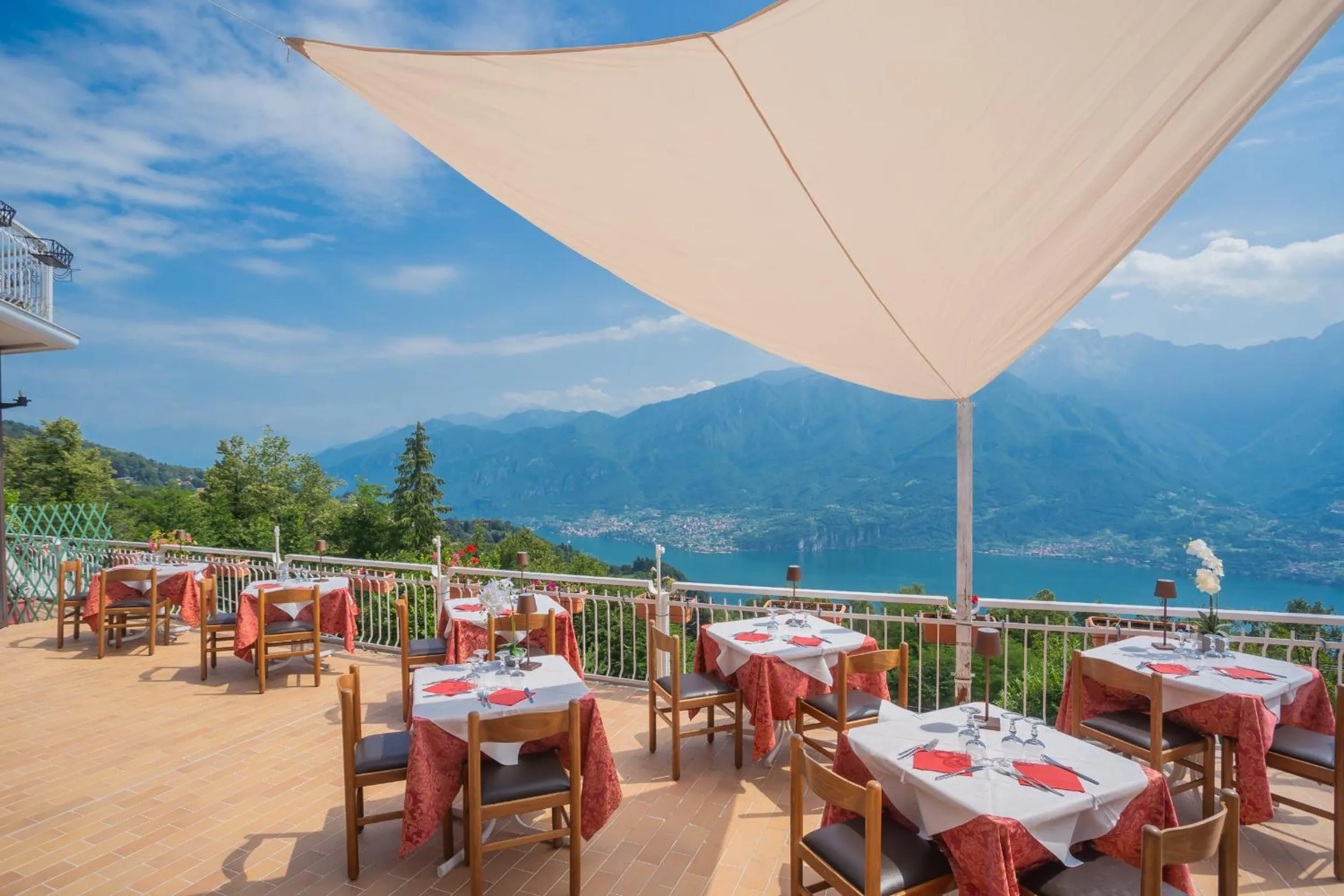 Restaurant/places to eat in Hotel Mirabeau