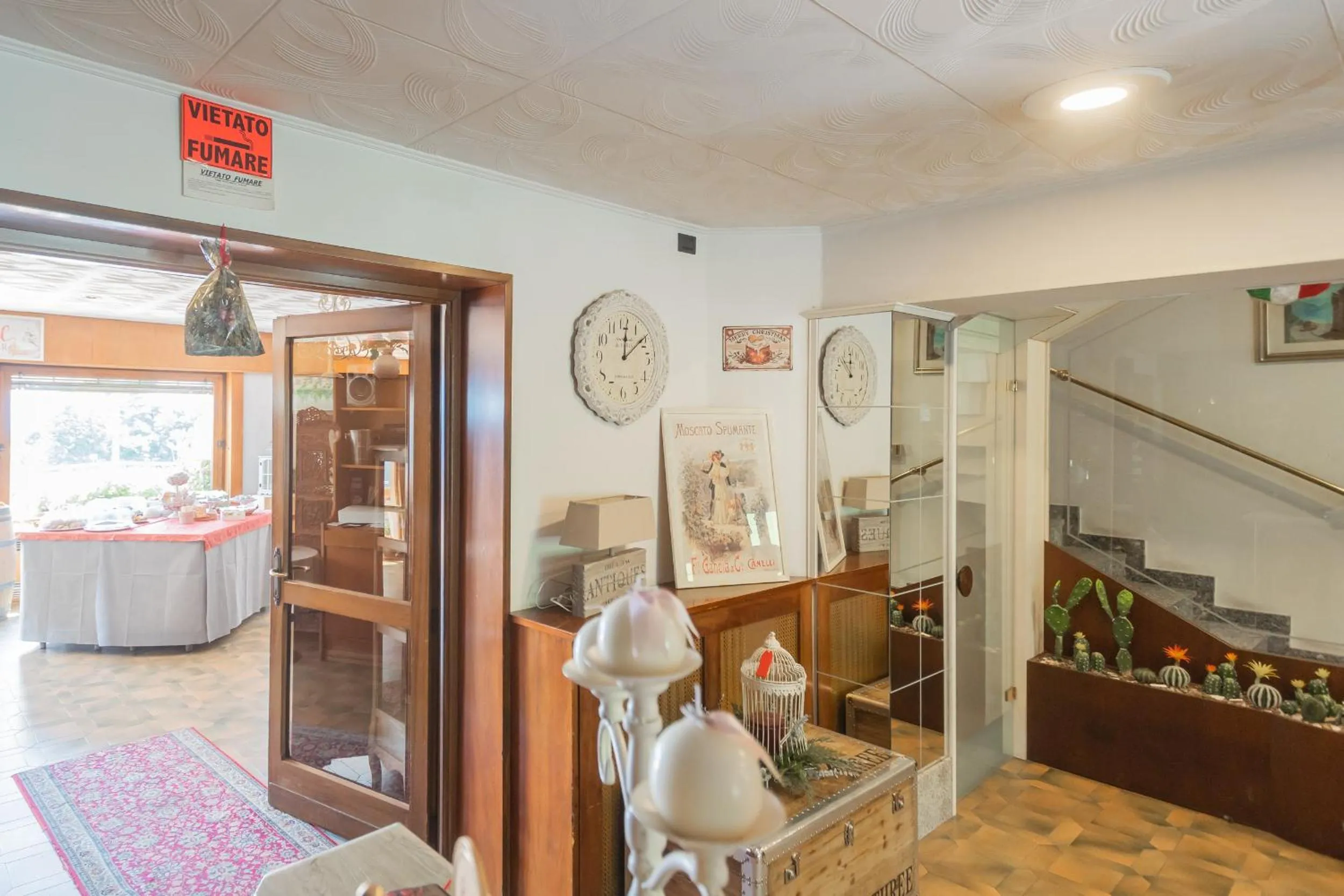 Restaurant/places to eat in Hotel Mirabeau