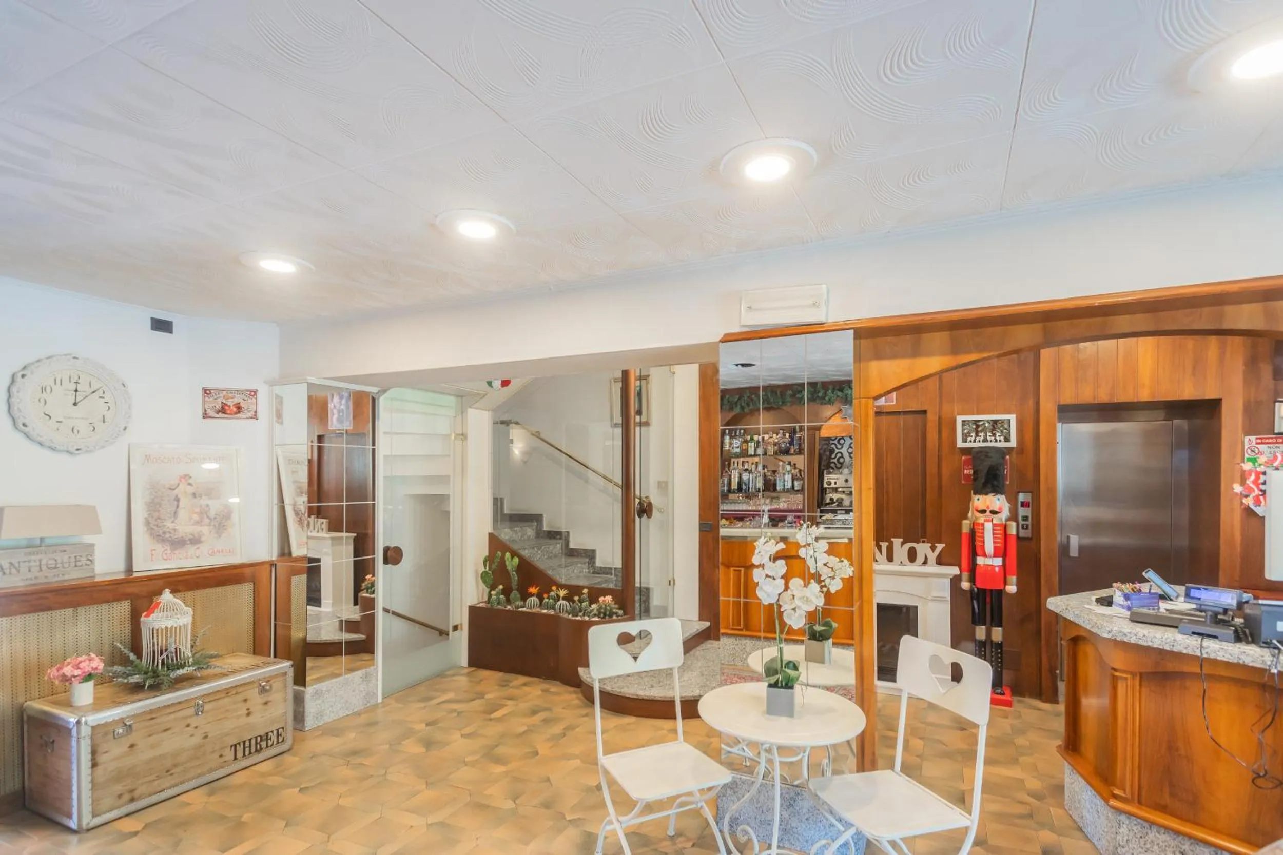 Restaurant/places to eat in Hotel Mirabeau