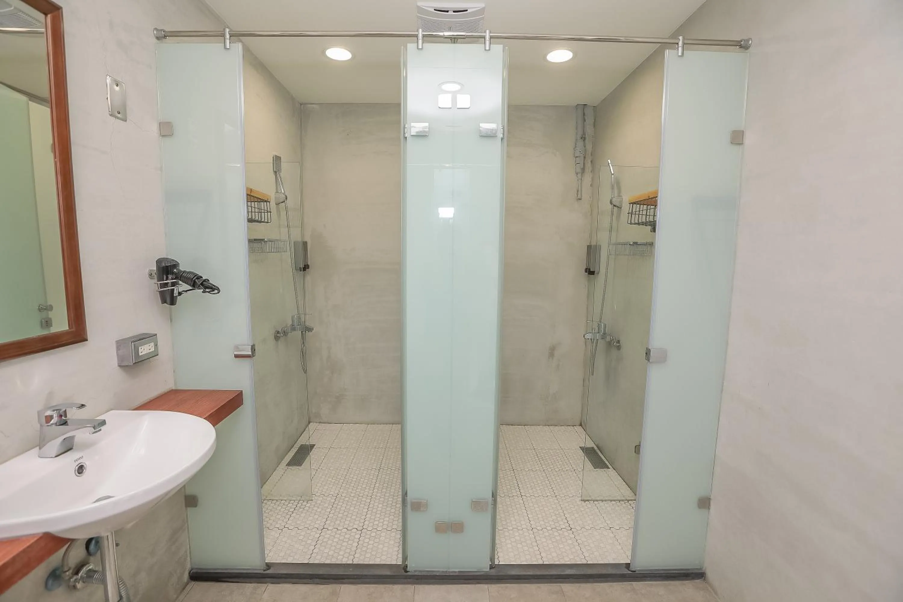 Shower in DONGMEN 3 Hostel