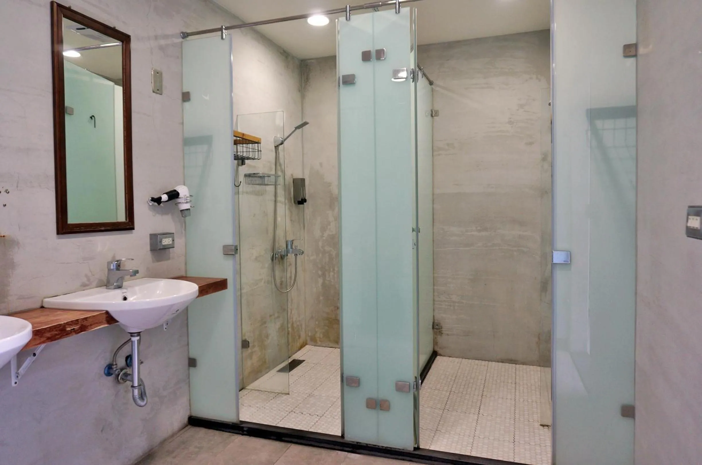 Shower in DONGMEN 3 Hostel