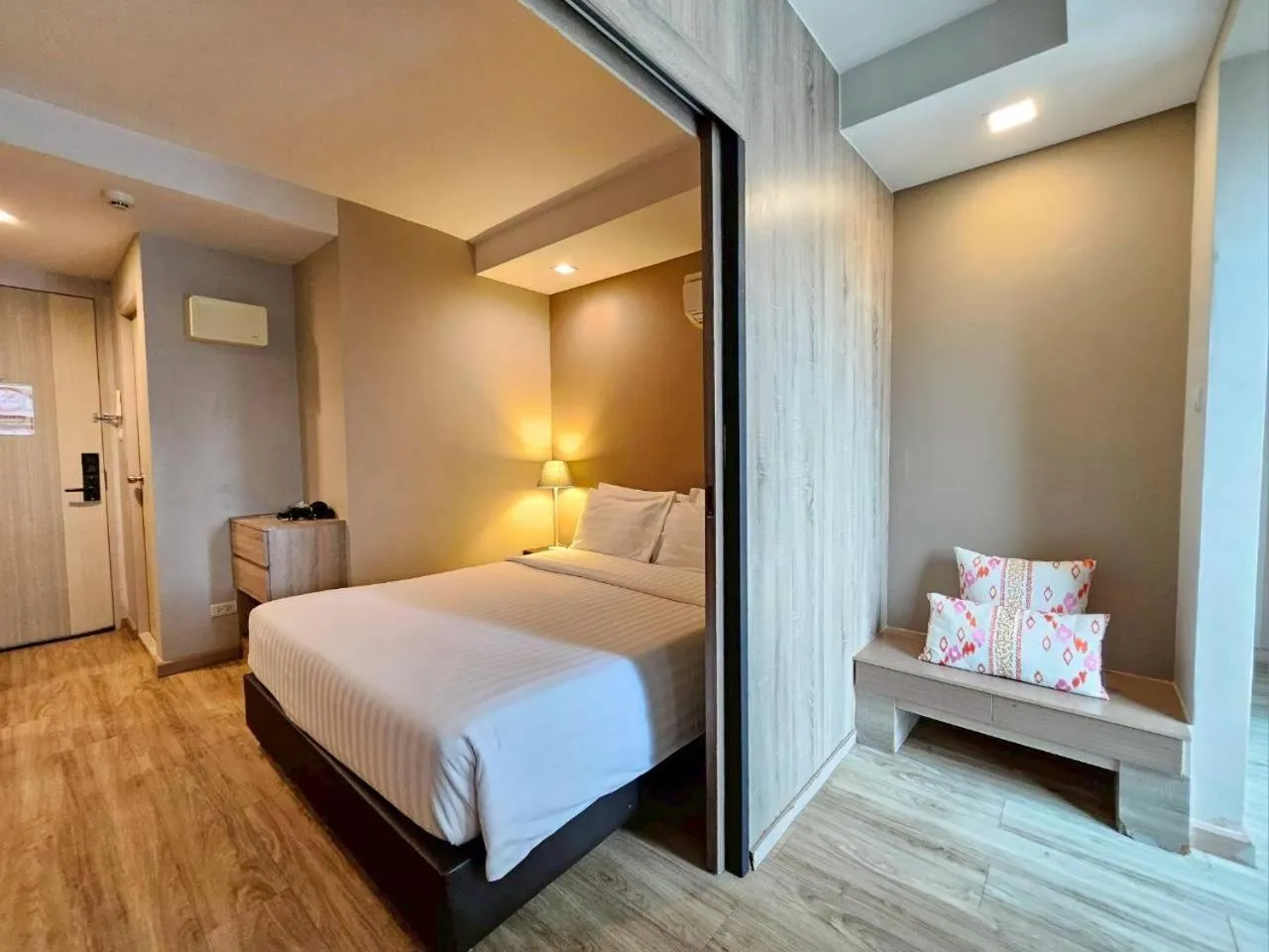 Bed in Baan Tanwa - MRT Ratchadapisek Exit 1 or 2