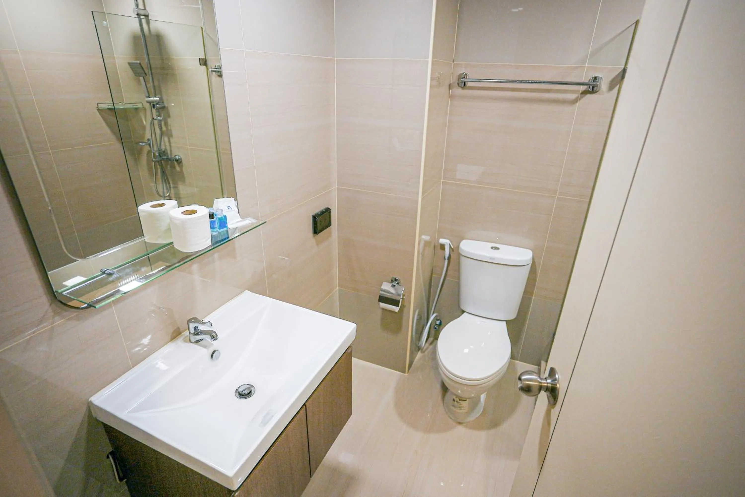 Baan Tanwa - MRT Ratchadapisek Exit 1 or 2