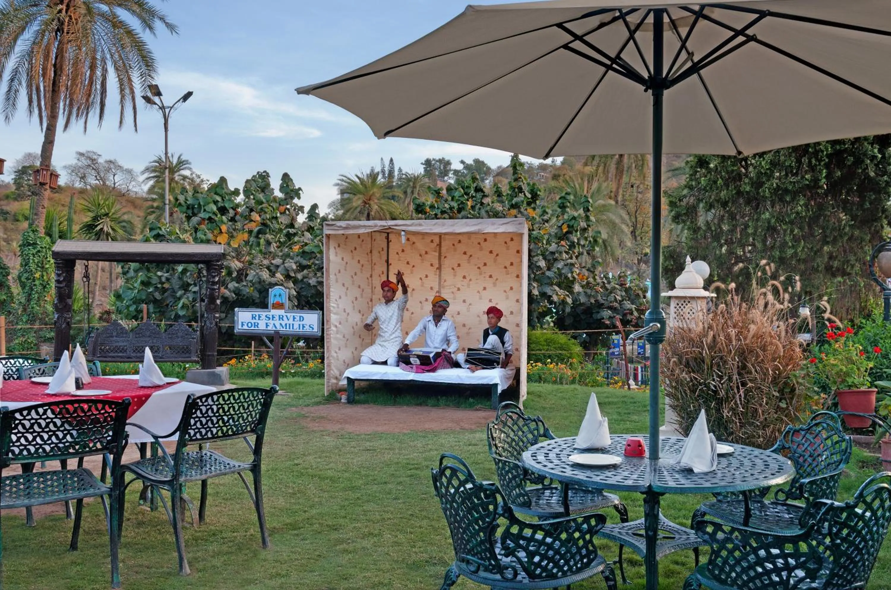 Restaurant/places to eat in Chacha Inn The Garden Retreat