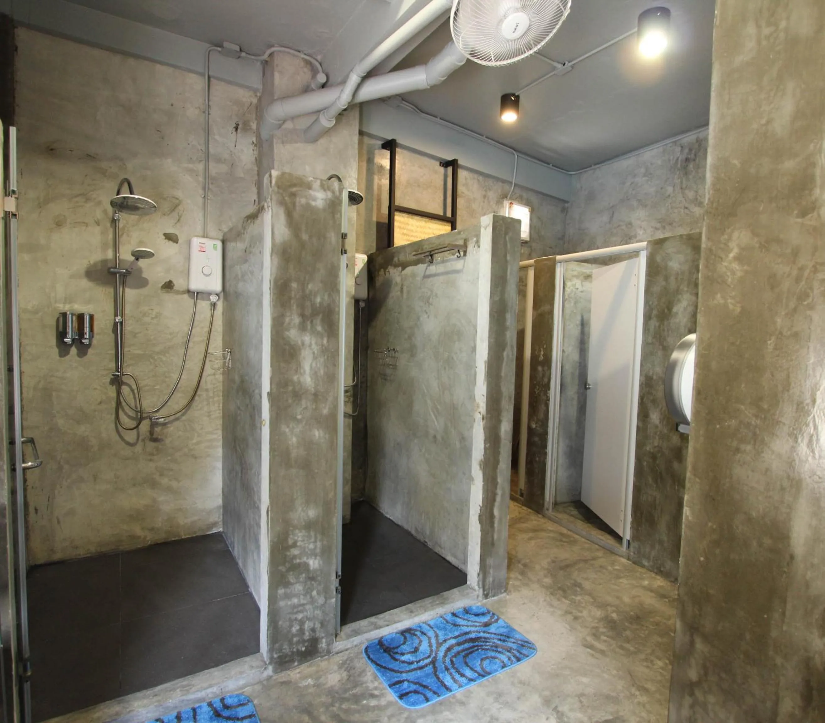 Bathroom in ThongLor Travellers Hostel and Cafe