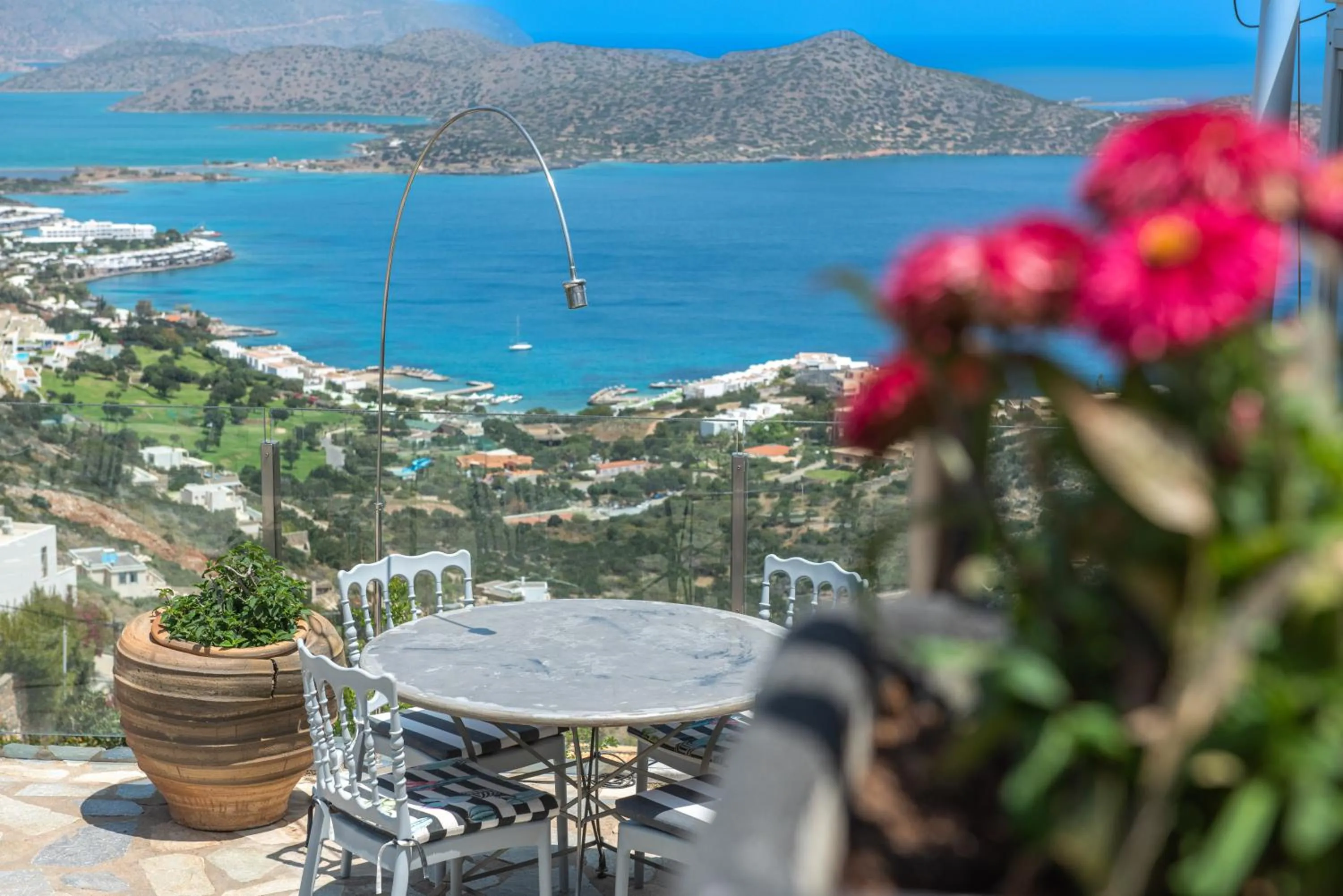 Restaurant/places to eat in Adrakos Apartments (Adults Only)