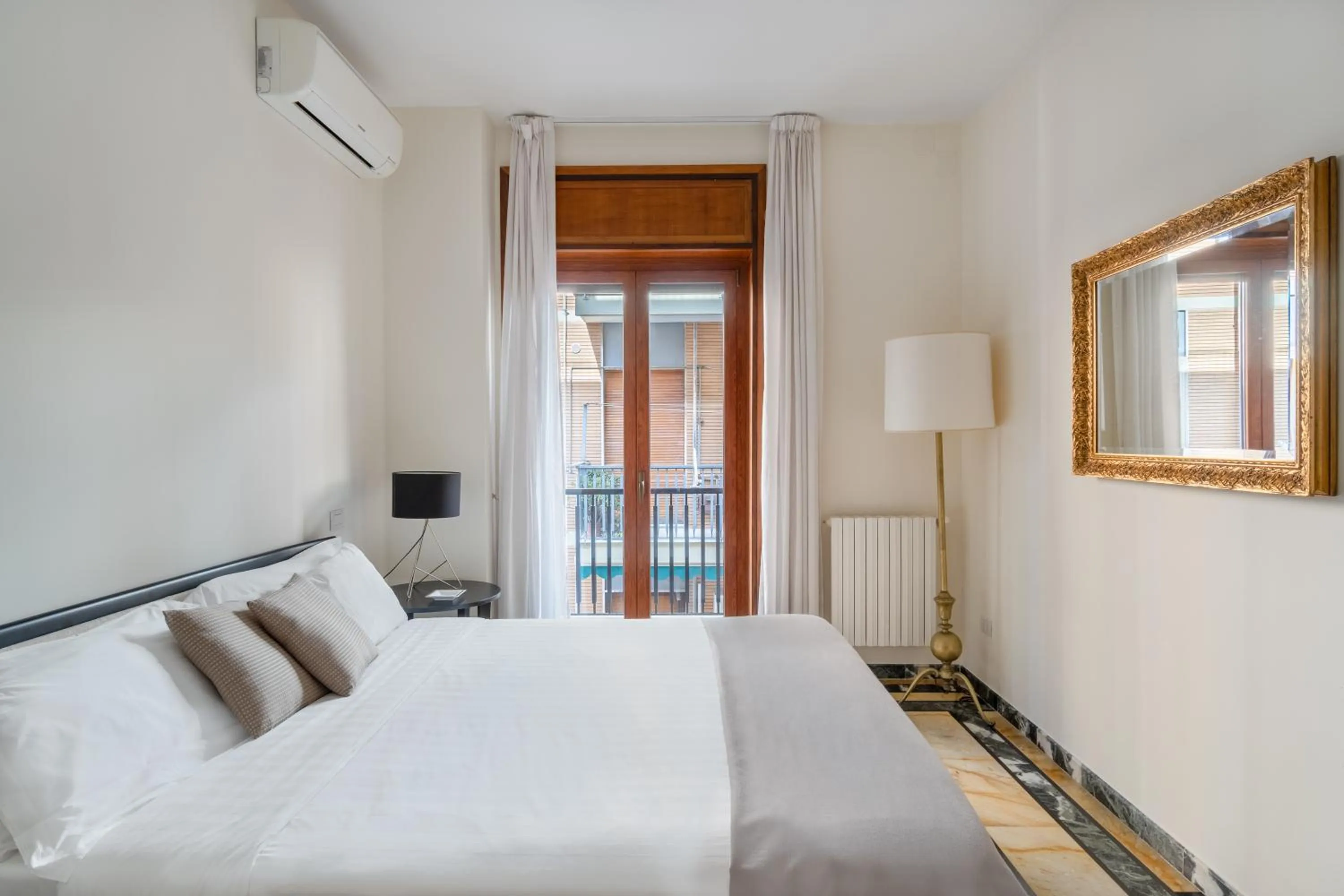 Bed in Starhost - GOLDEN SUITE