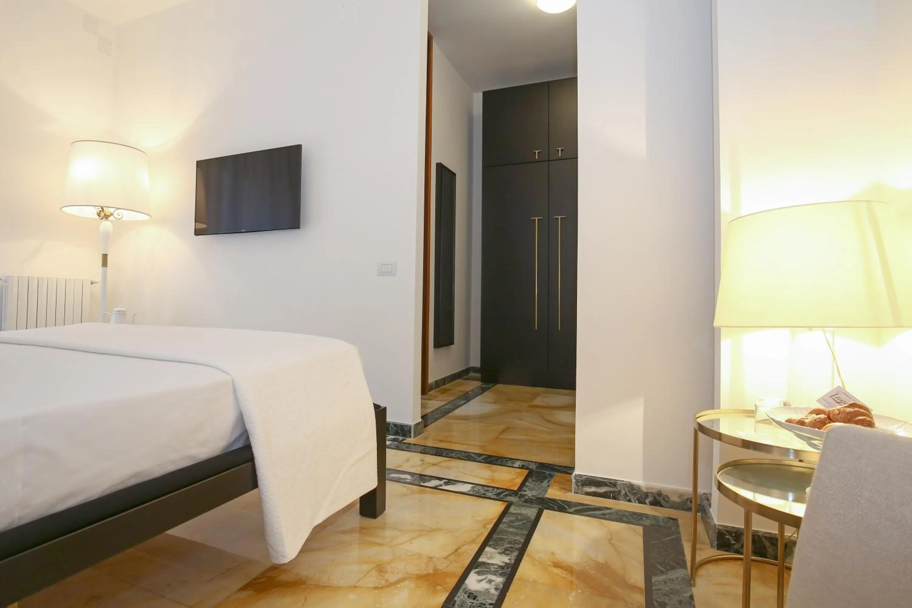 Photo of the whole room, Bed in Starhost - GOLDEN SUITE