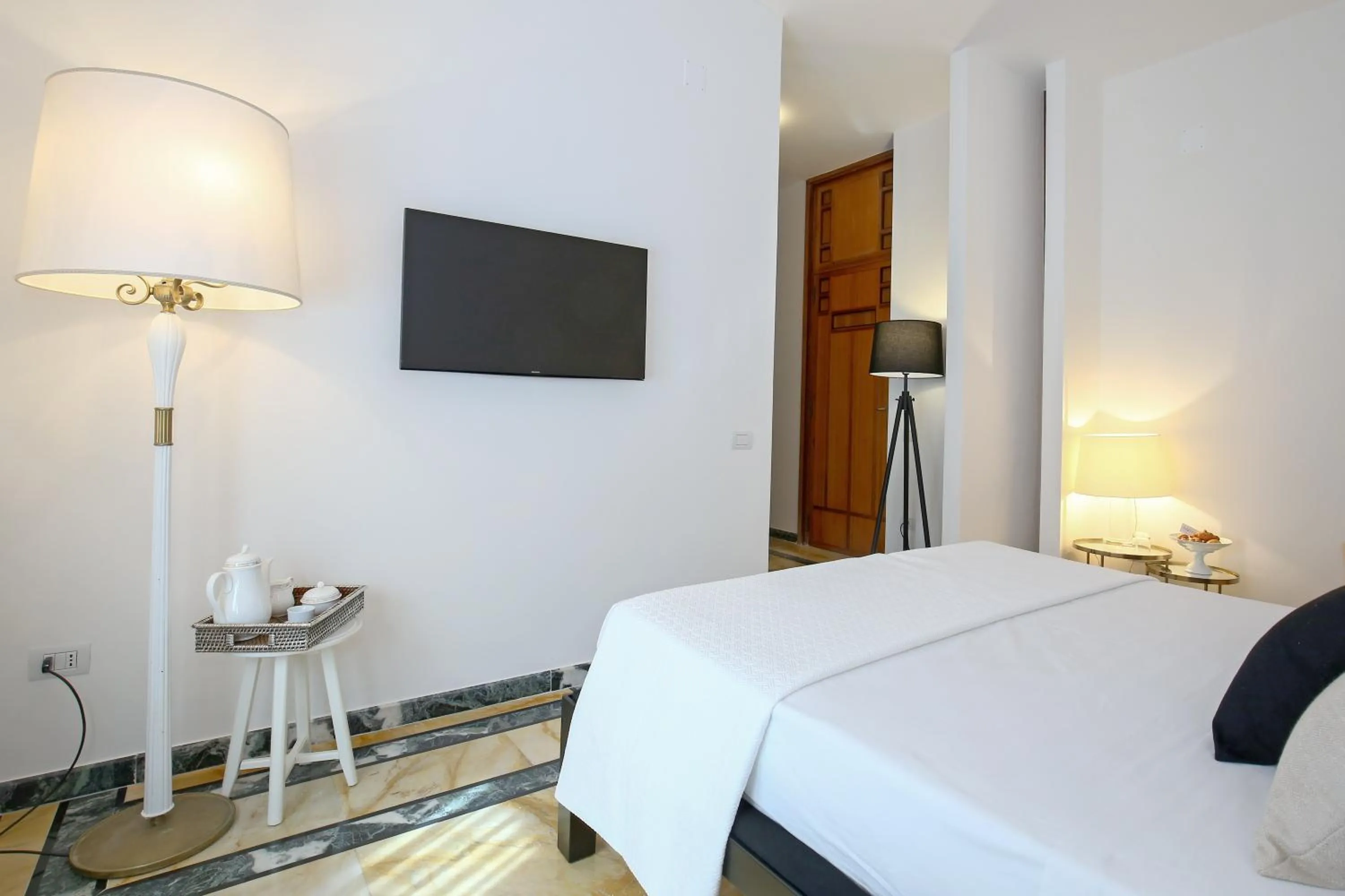 Photo of the whole room, Bed in Starhost - GOLDEN SUITE