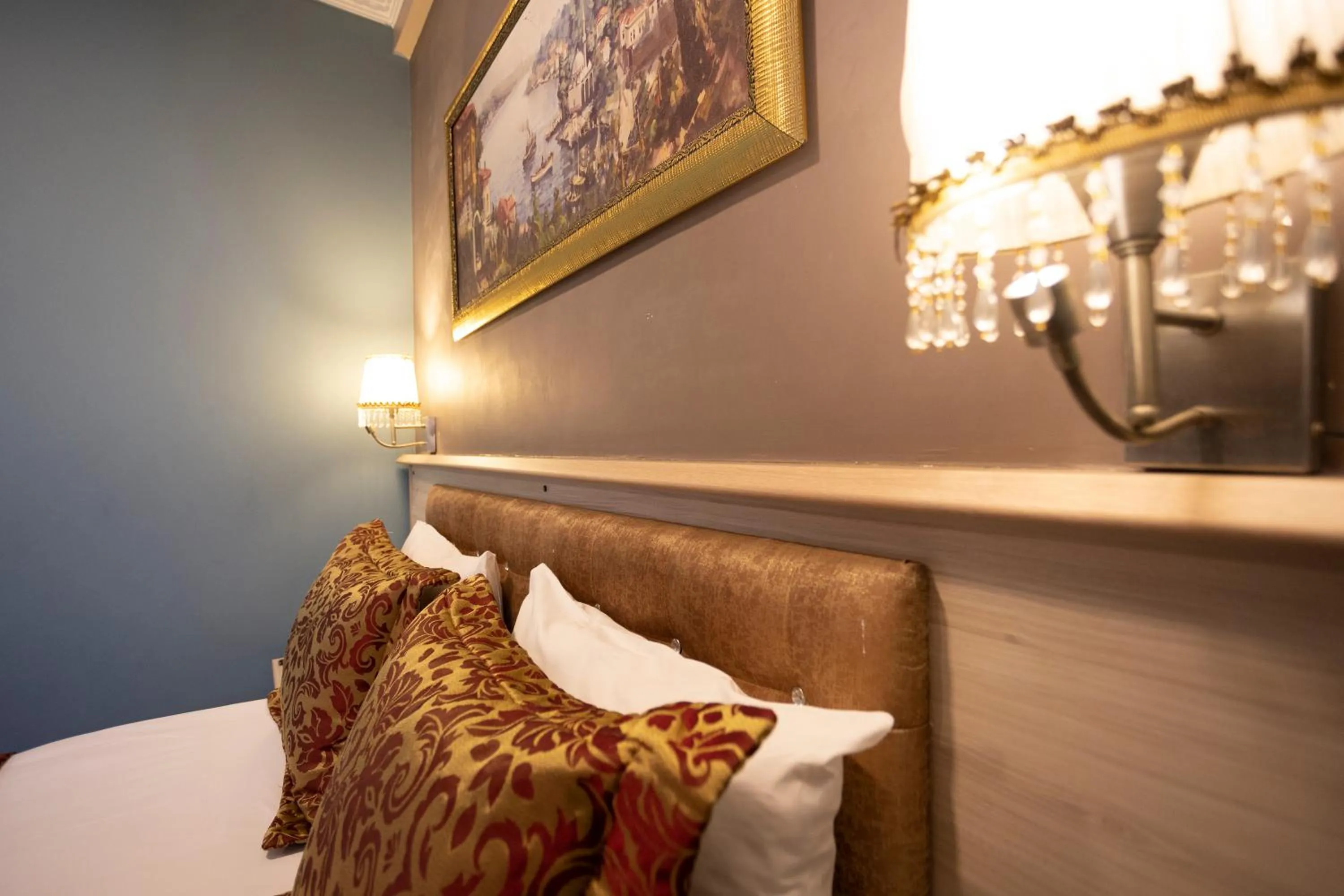 Bed in Tashkonak Studio Suites