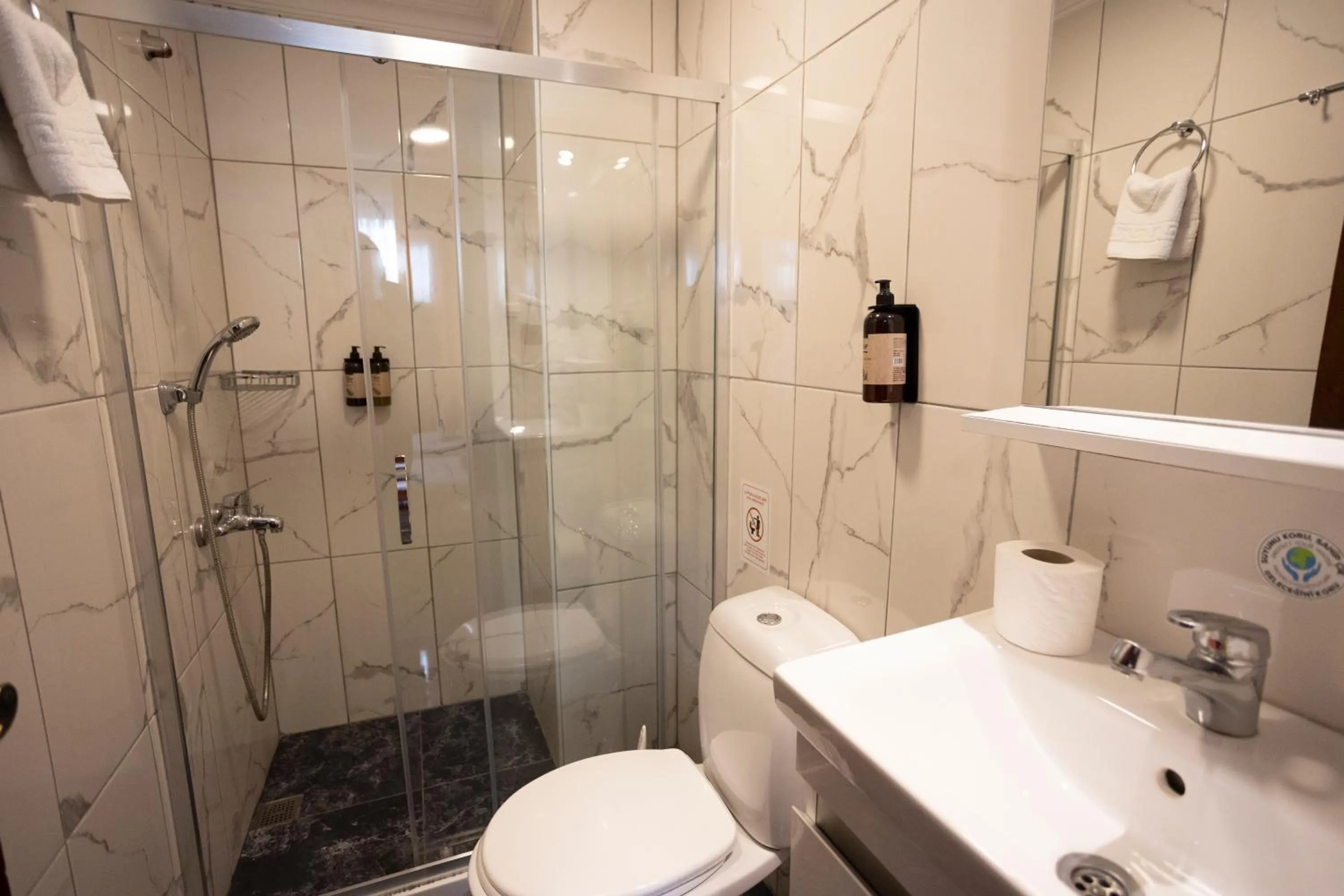 Shower in Tashkonak Studio Suites