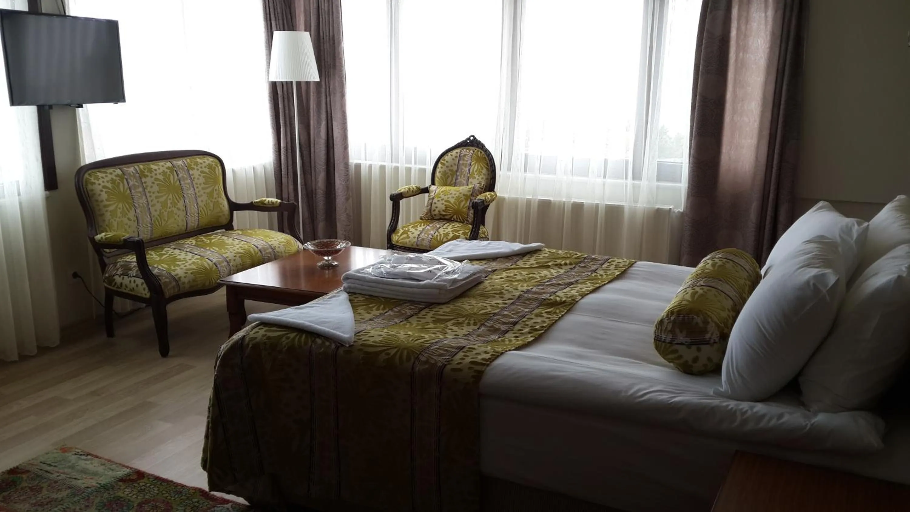 Bedroom, Bed in Tashkonak Studio Suites