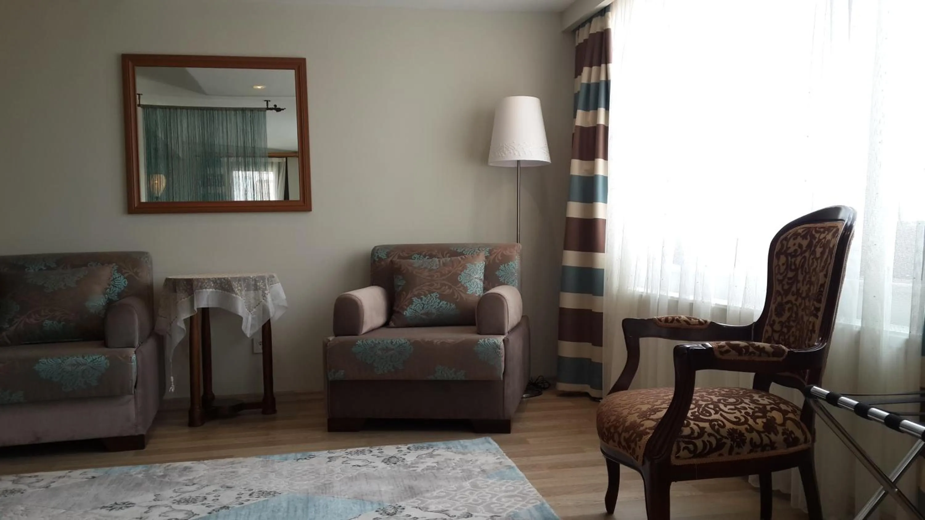 Seating area in Tashkonak Studio Suites