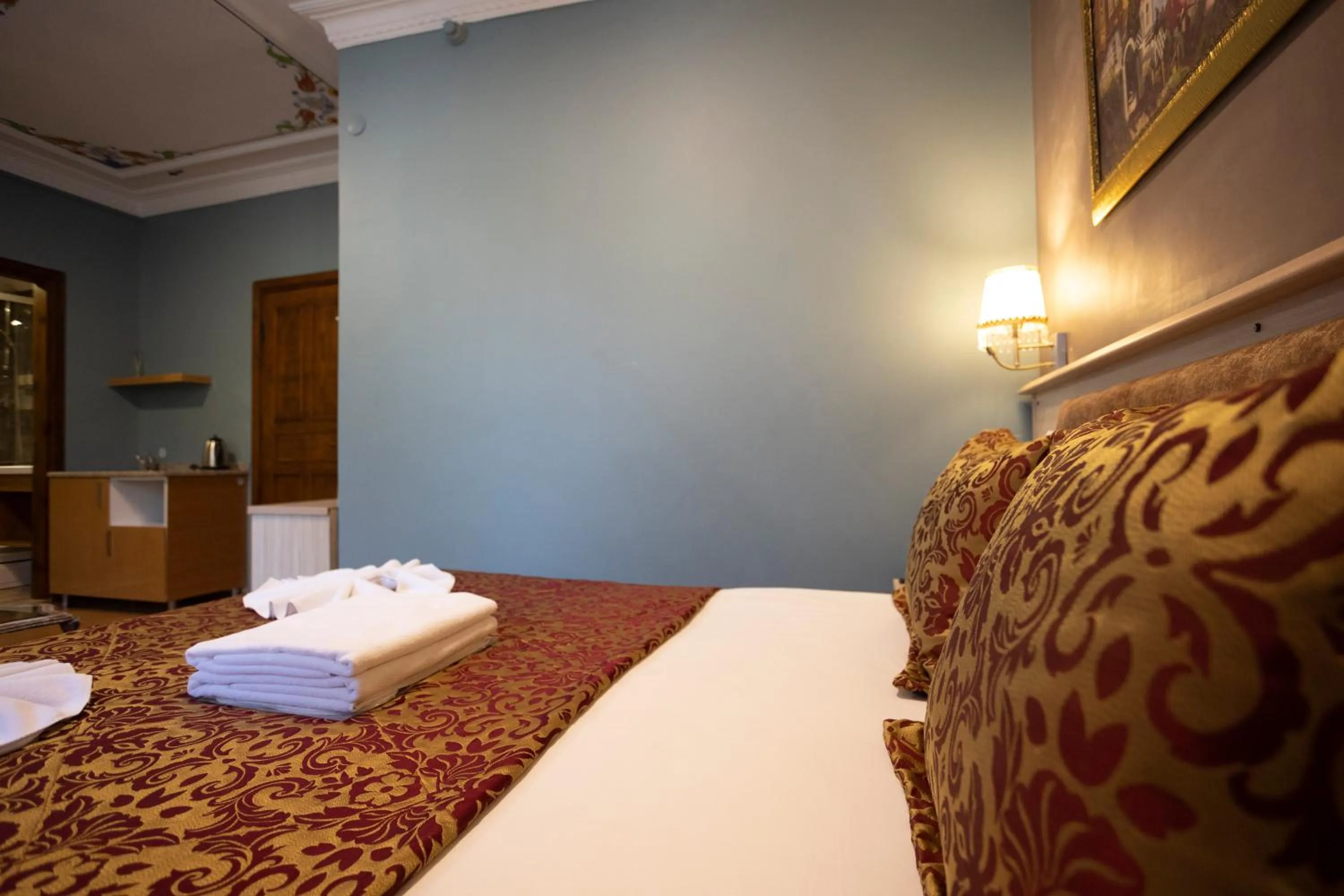 Bed in Tashkonak Studio Suites