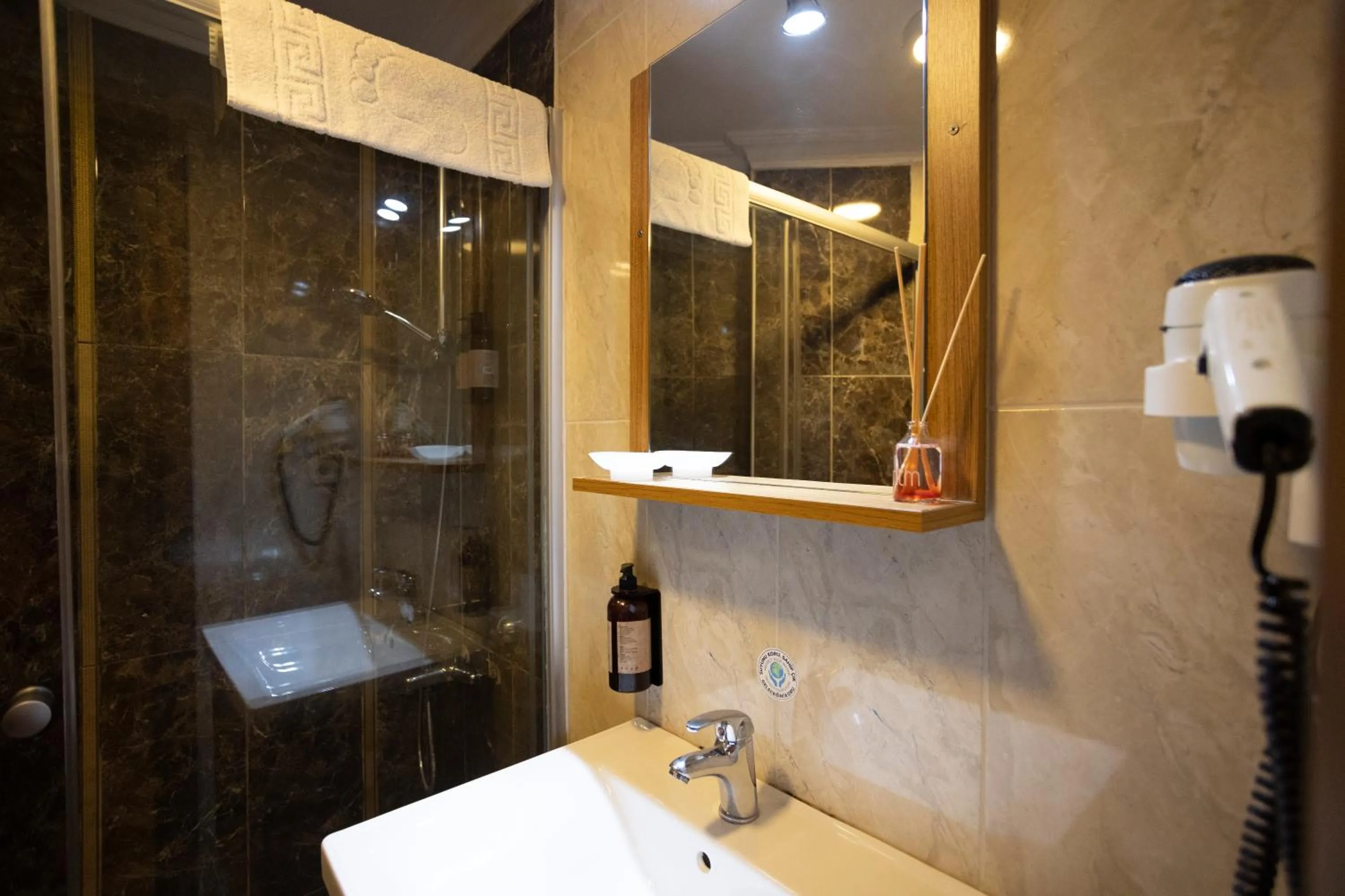 Shower in Tashkonak Studio Suites