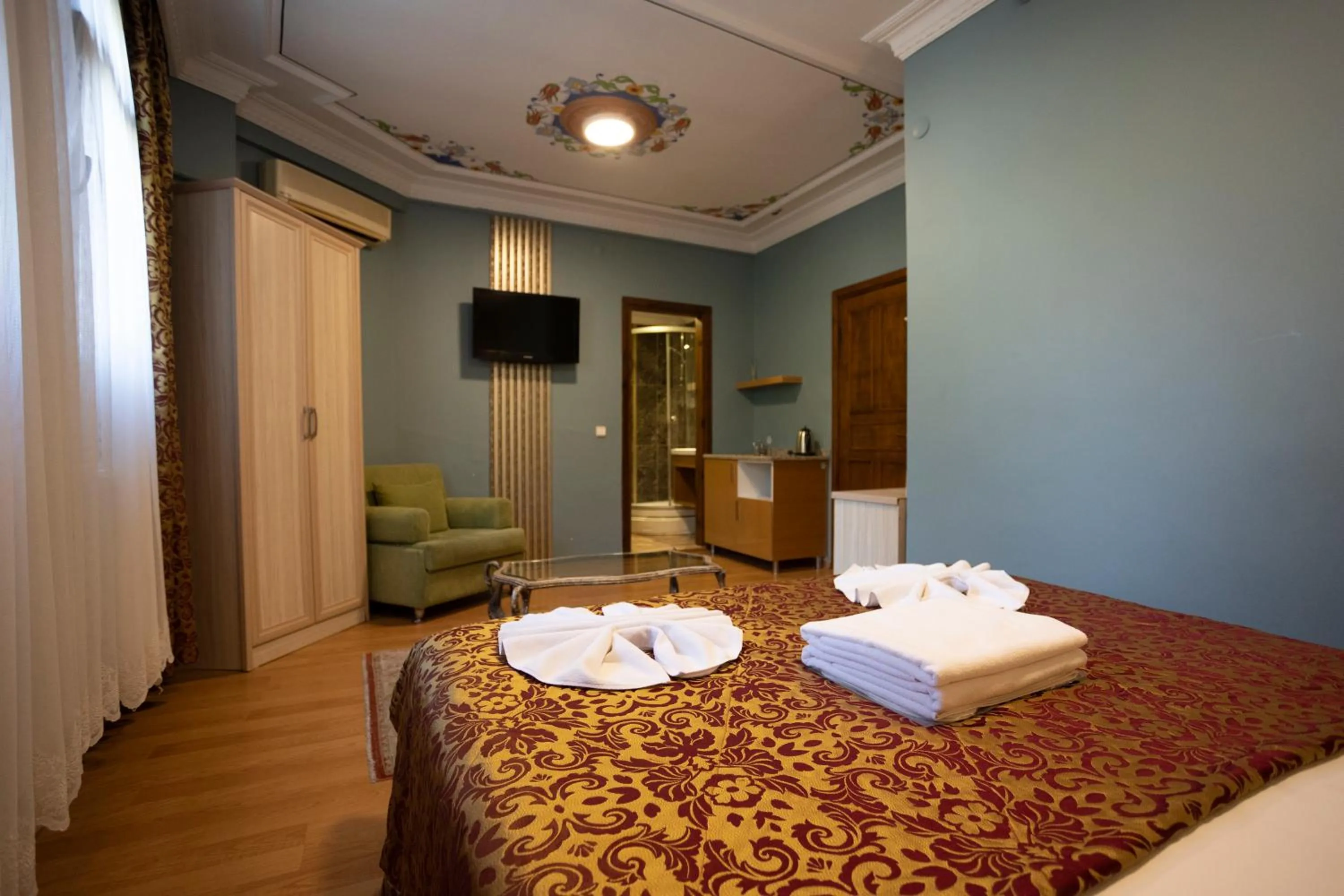 Bed in Tashkonak Studio Suites