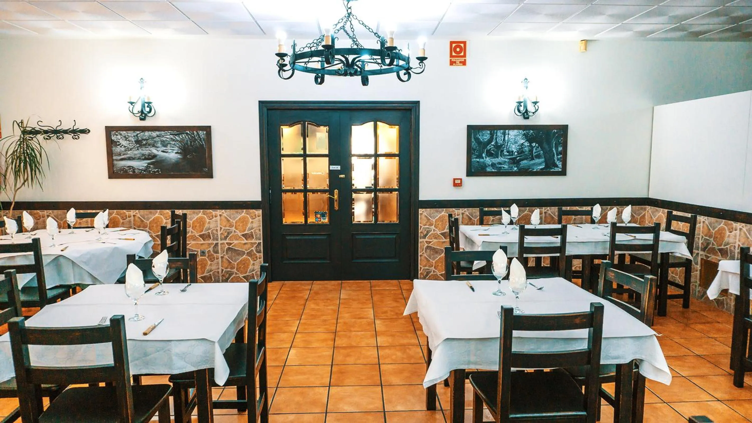 Restaurant/places to eat in Hotel Restaurante Caracho