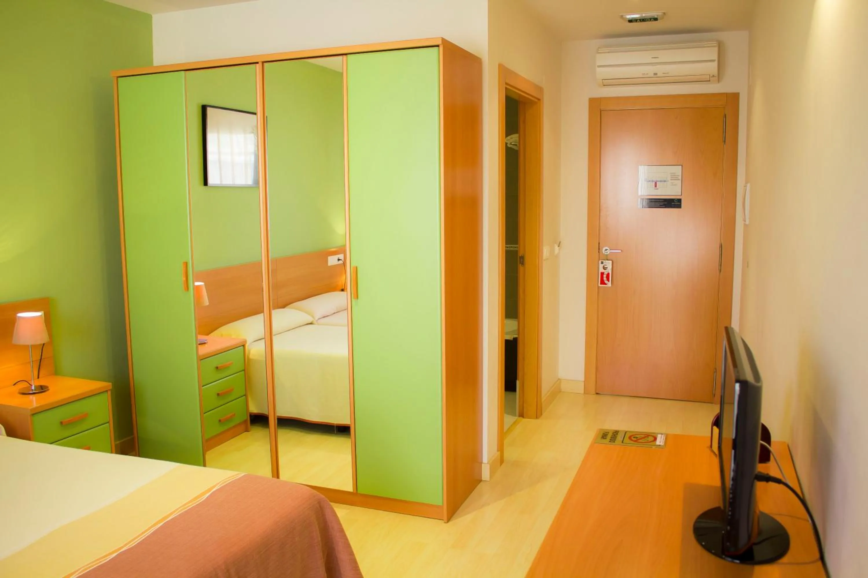 Photo of the whole room, Bed in Hotel Restaurante Caracho