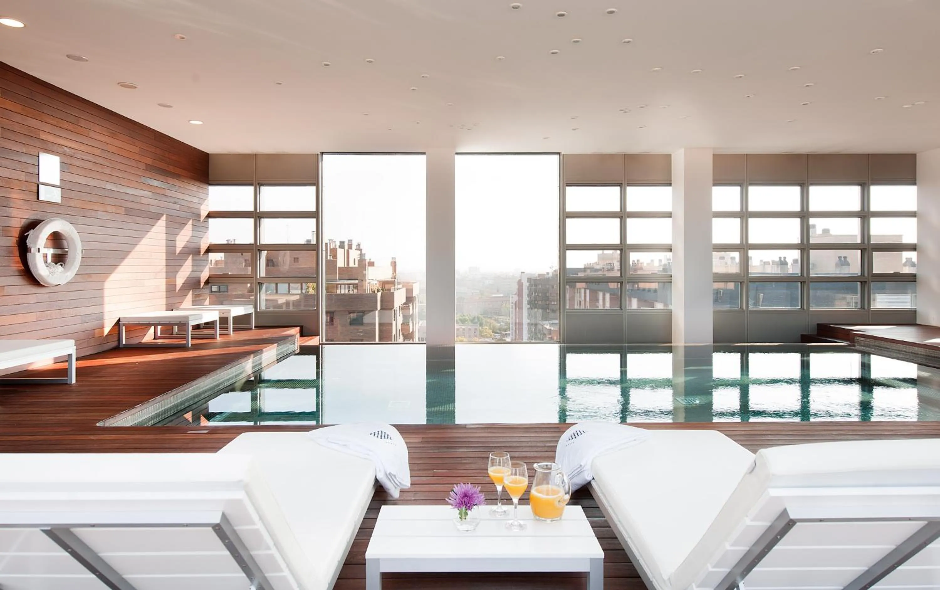 Swimming pool in Hotel Reina Petronila