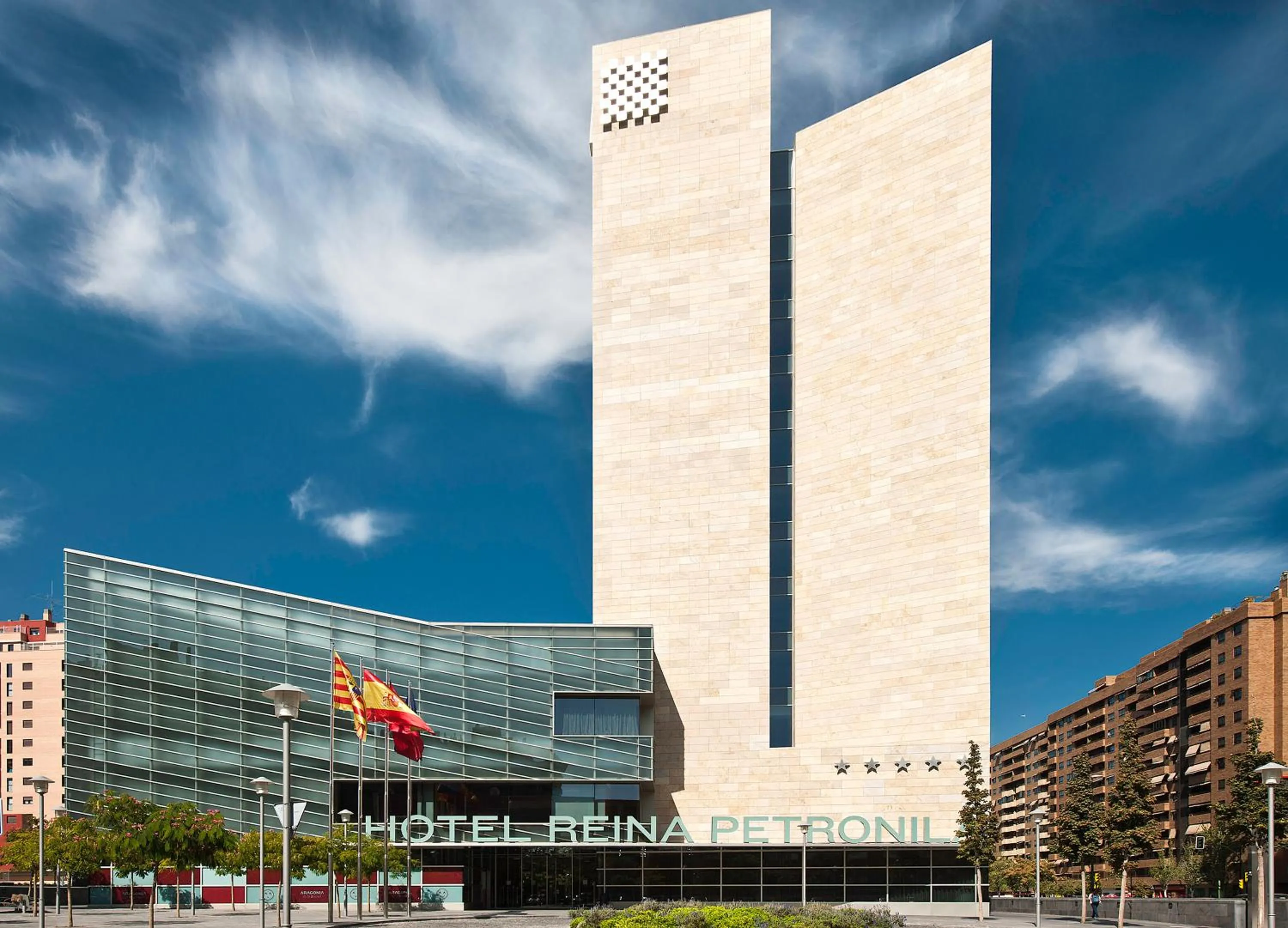 Facade/entrance in Hotel Reina Petronila