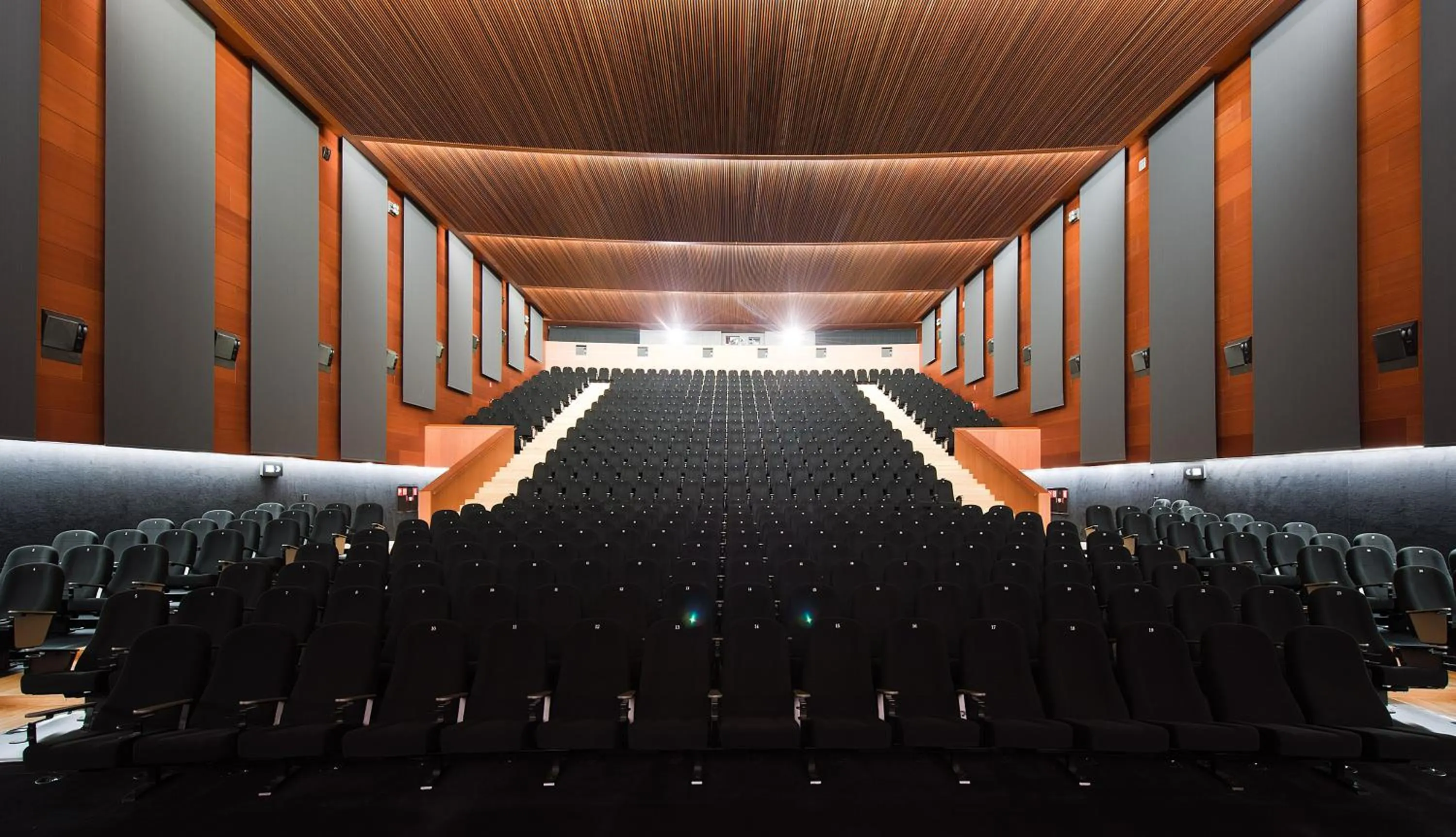 Business facilities in Hotel Reina Petronila