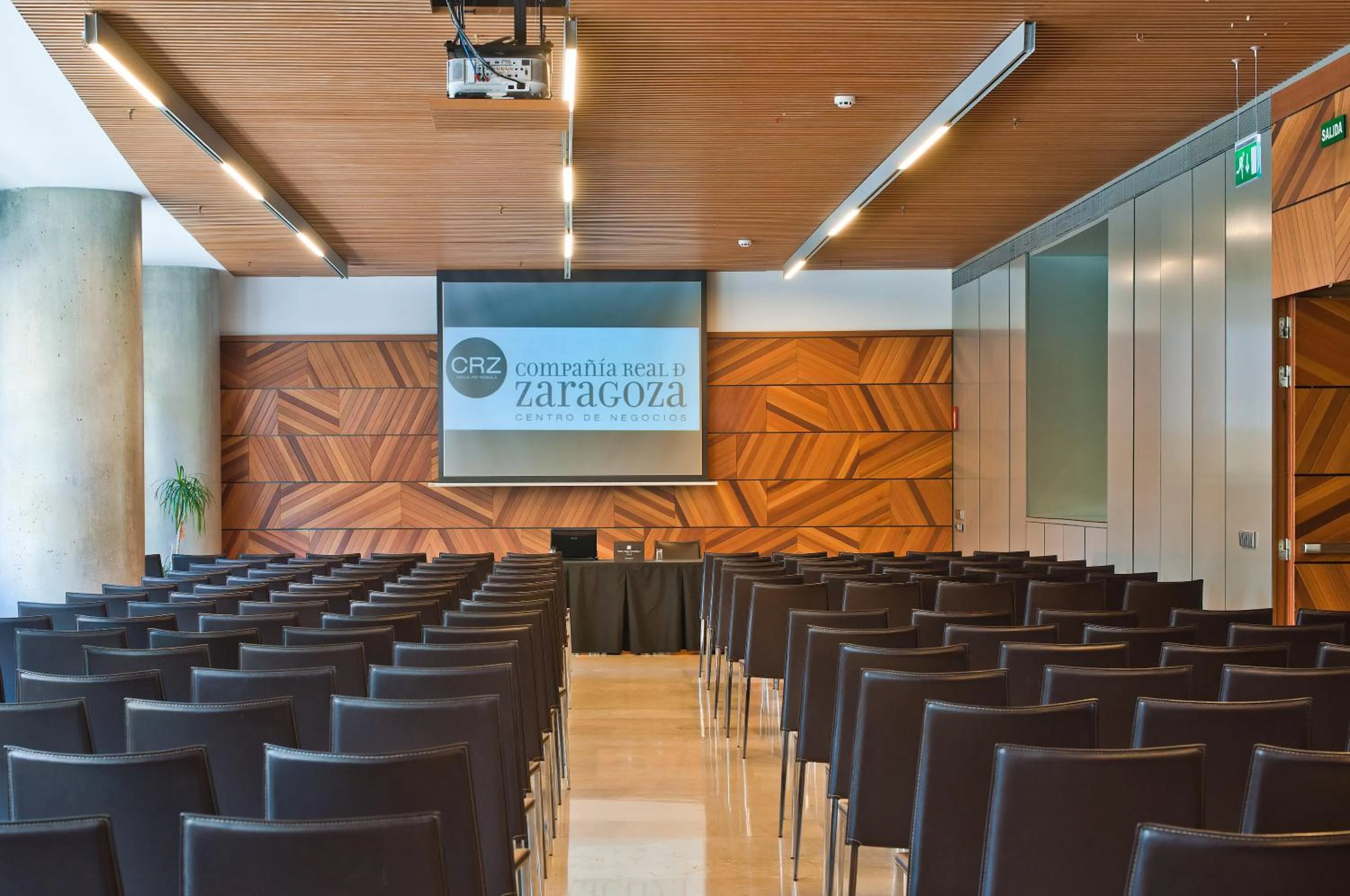 Business facilities in Hotel Reina Petronila