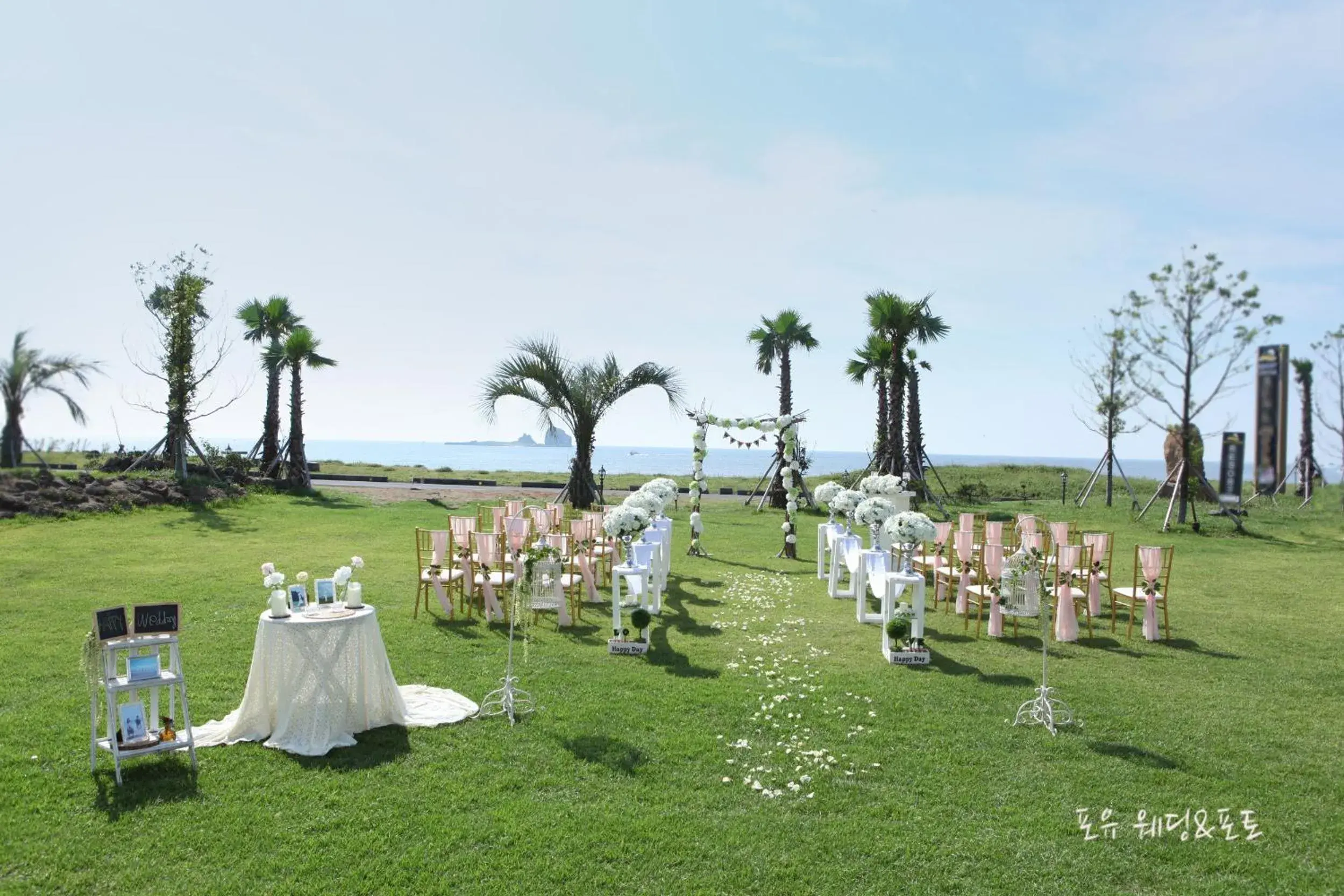 Facade/entrance in Sun and Moon Resort Facade/entrance in Sun and Moon Resort