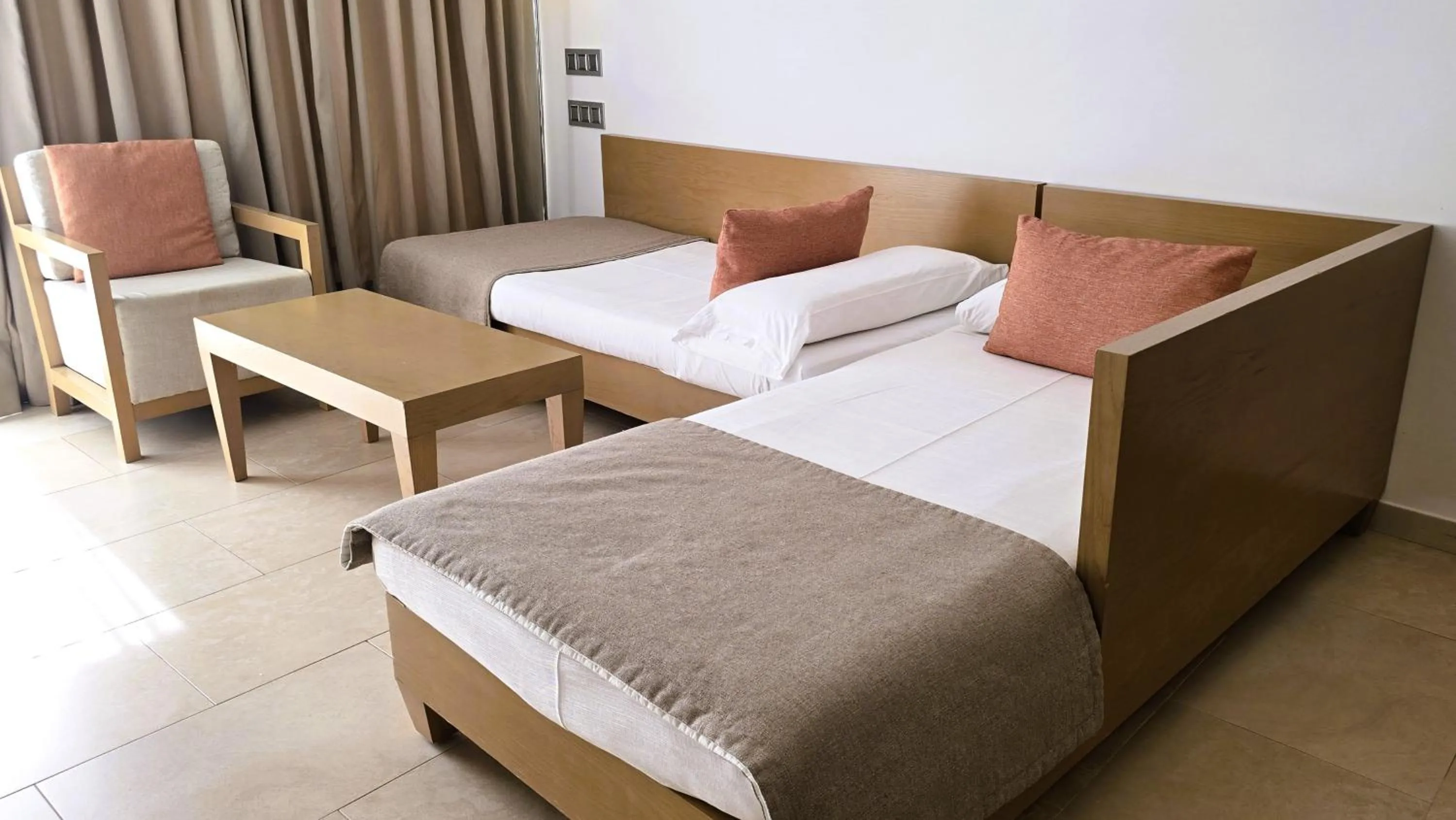 Living room, Bed in Aparthotel Ponent Mar