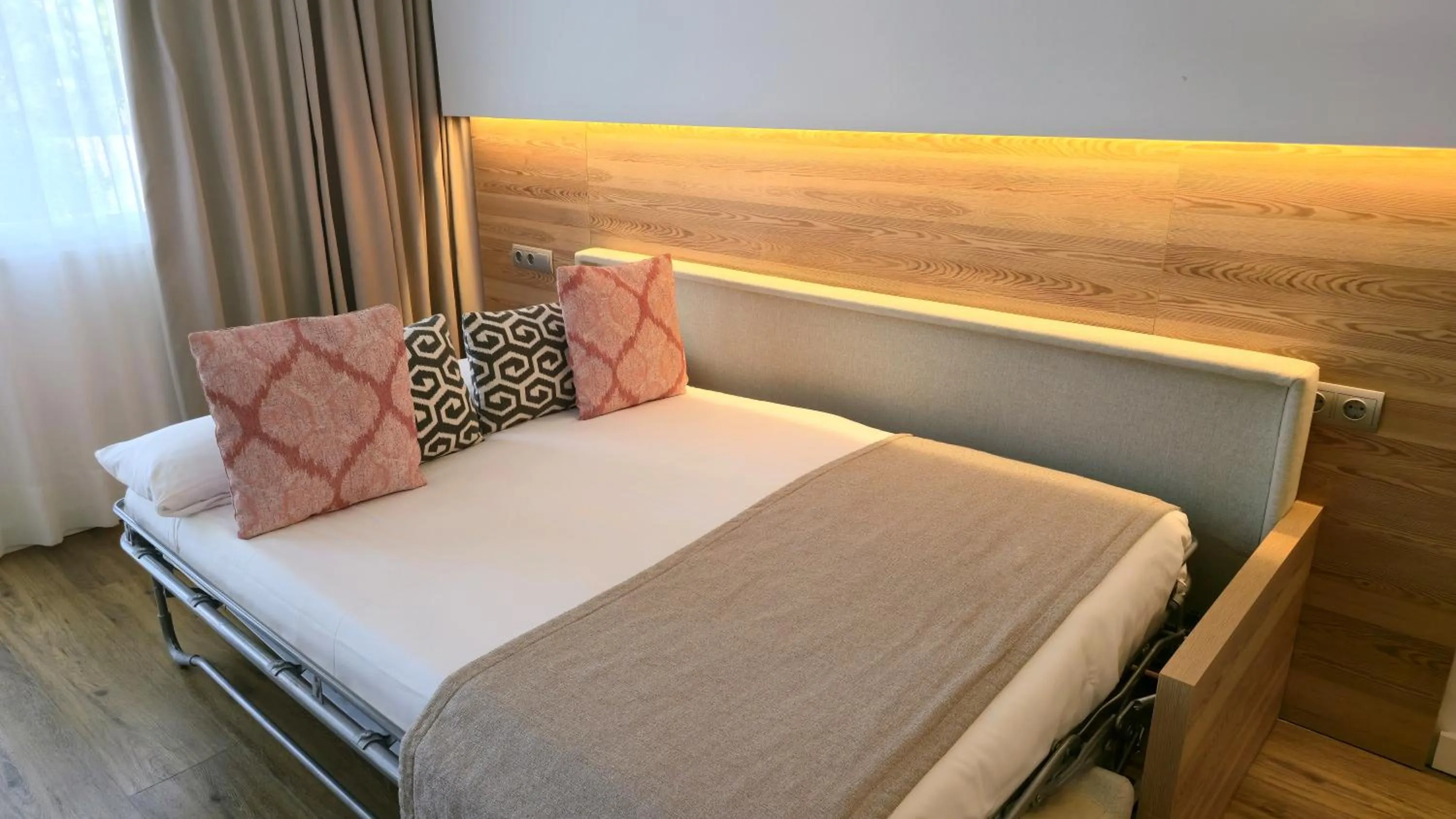 Living room, Bed in Aparthotel Ponent Mar