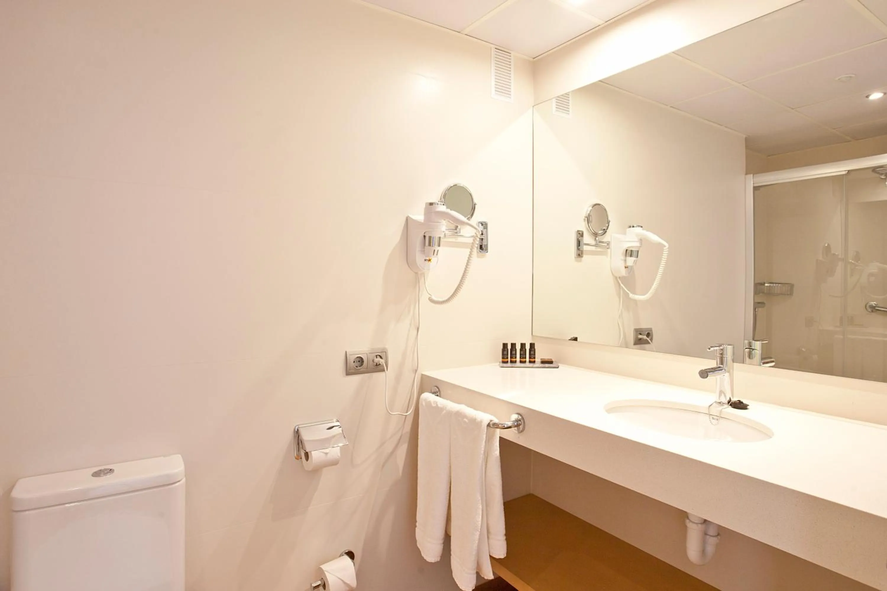 Bathroom in Aparthotel Ponent Mar