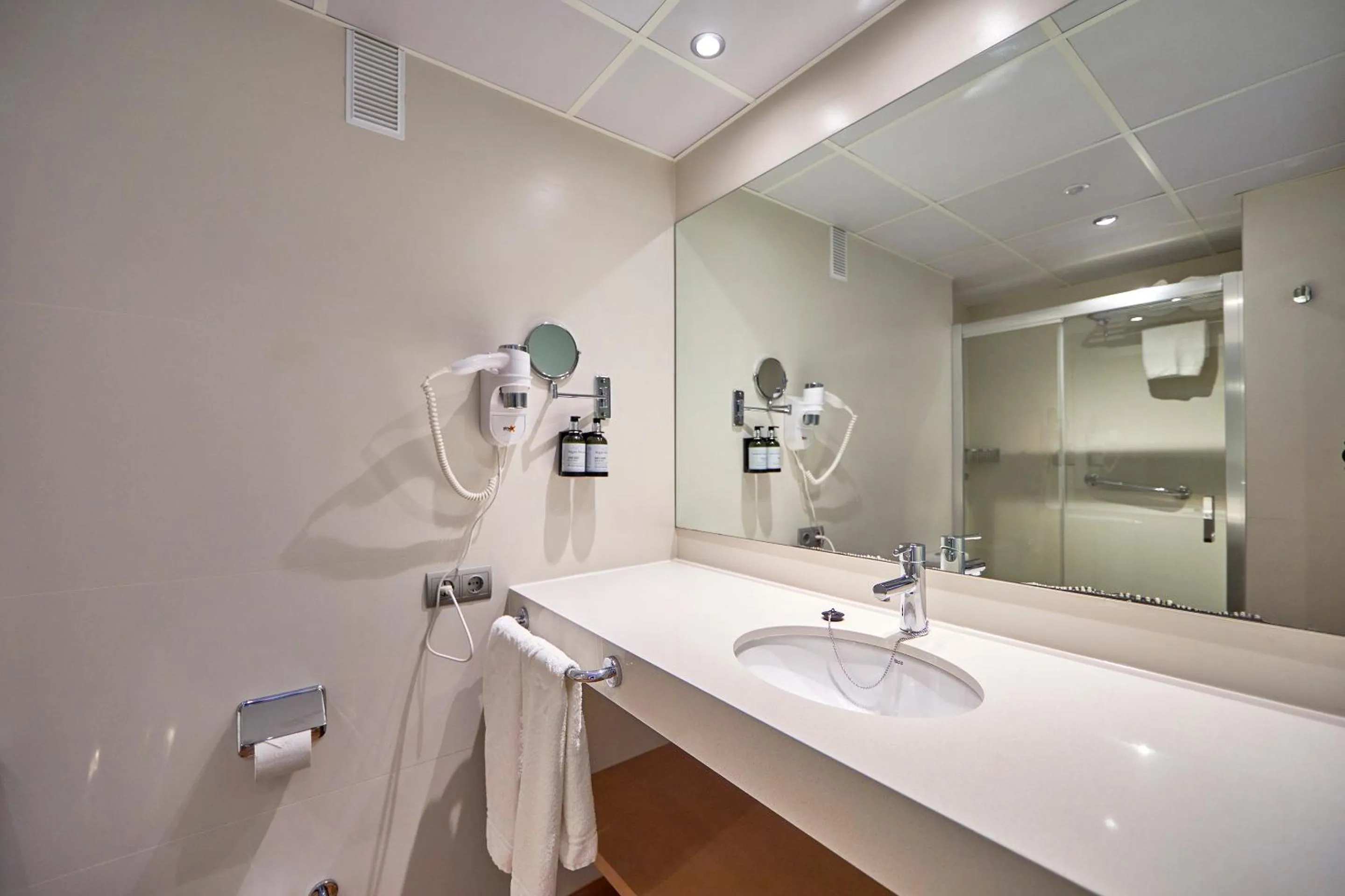 Bathroom in Aparthotel Ponent Mar