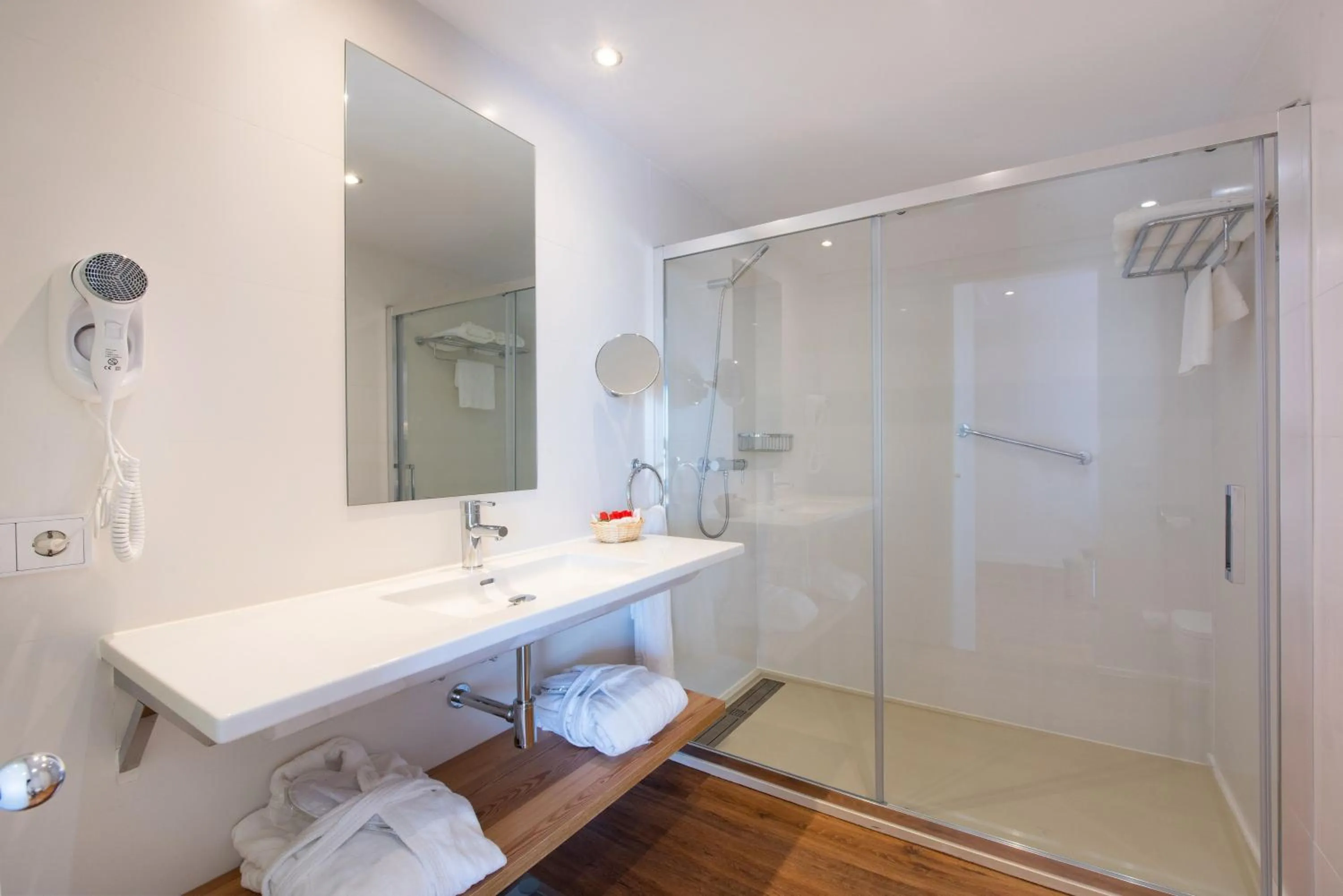 Shower in Aparthotel Ponent Mar