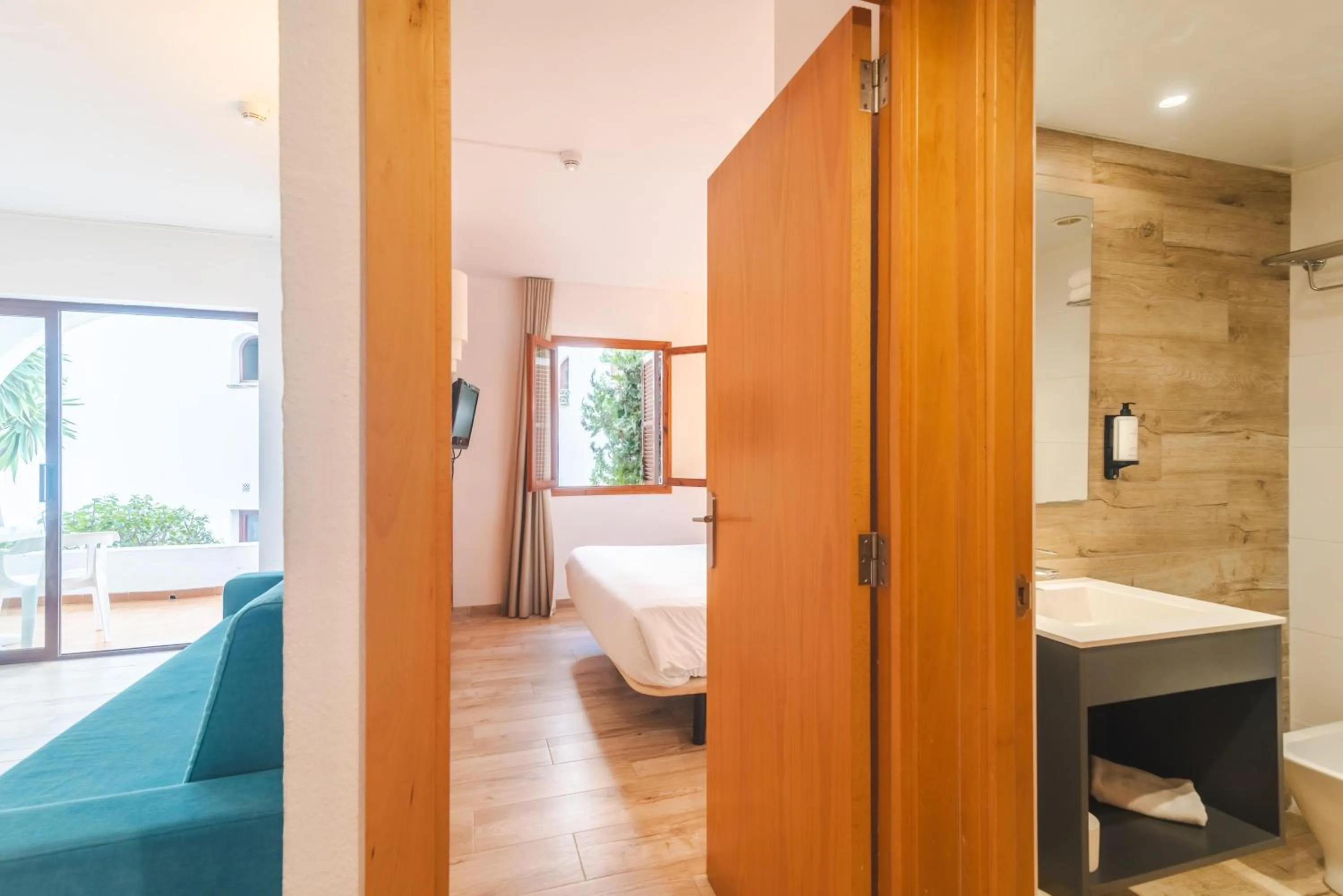 Photo of the whole room, Bed in Flipflop Surfing Playa