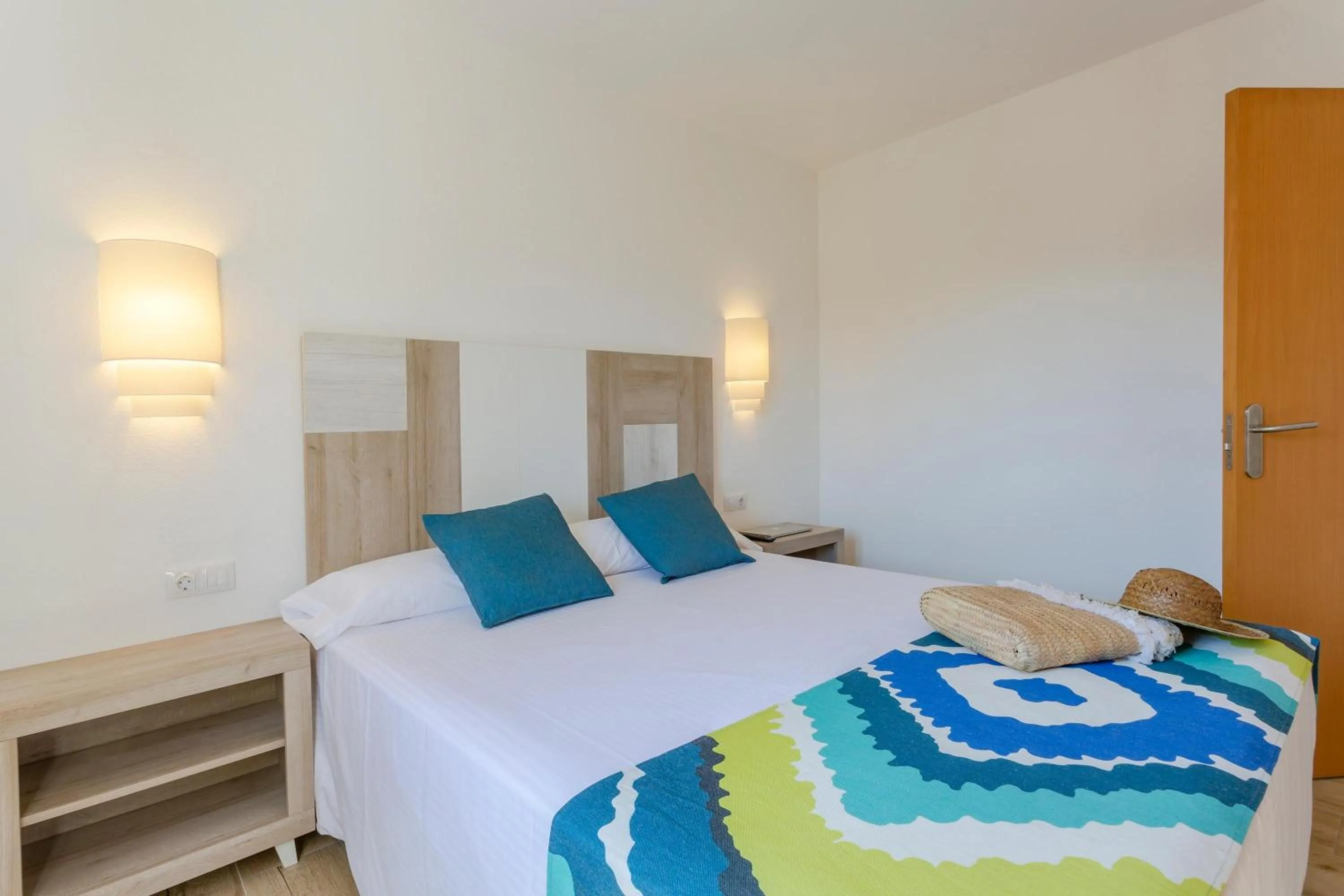 Photo of the whole room, Bed in Flipflop Surfing Playa