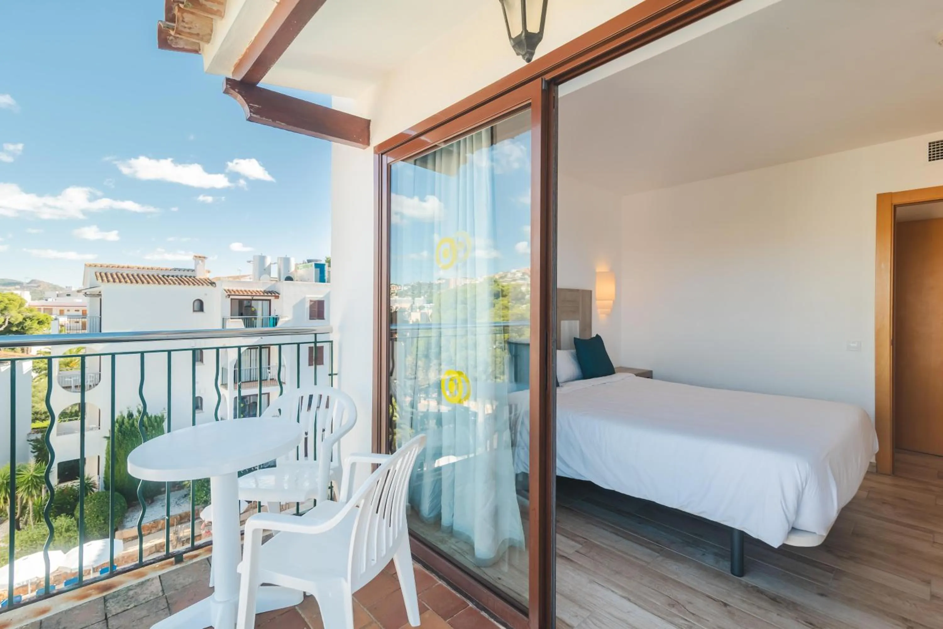 Photo of the whole room, Bed in Flipflop Surfing Playa