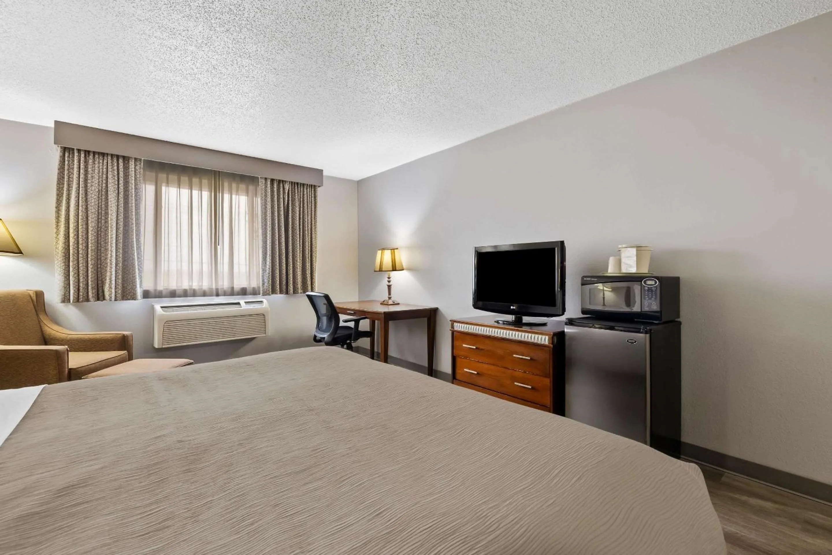Bedroom, Bed in Quality Inn near Monument Health Rapid City Hospital